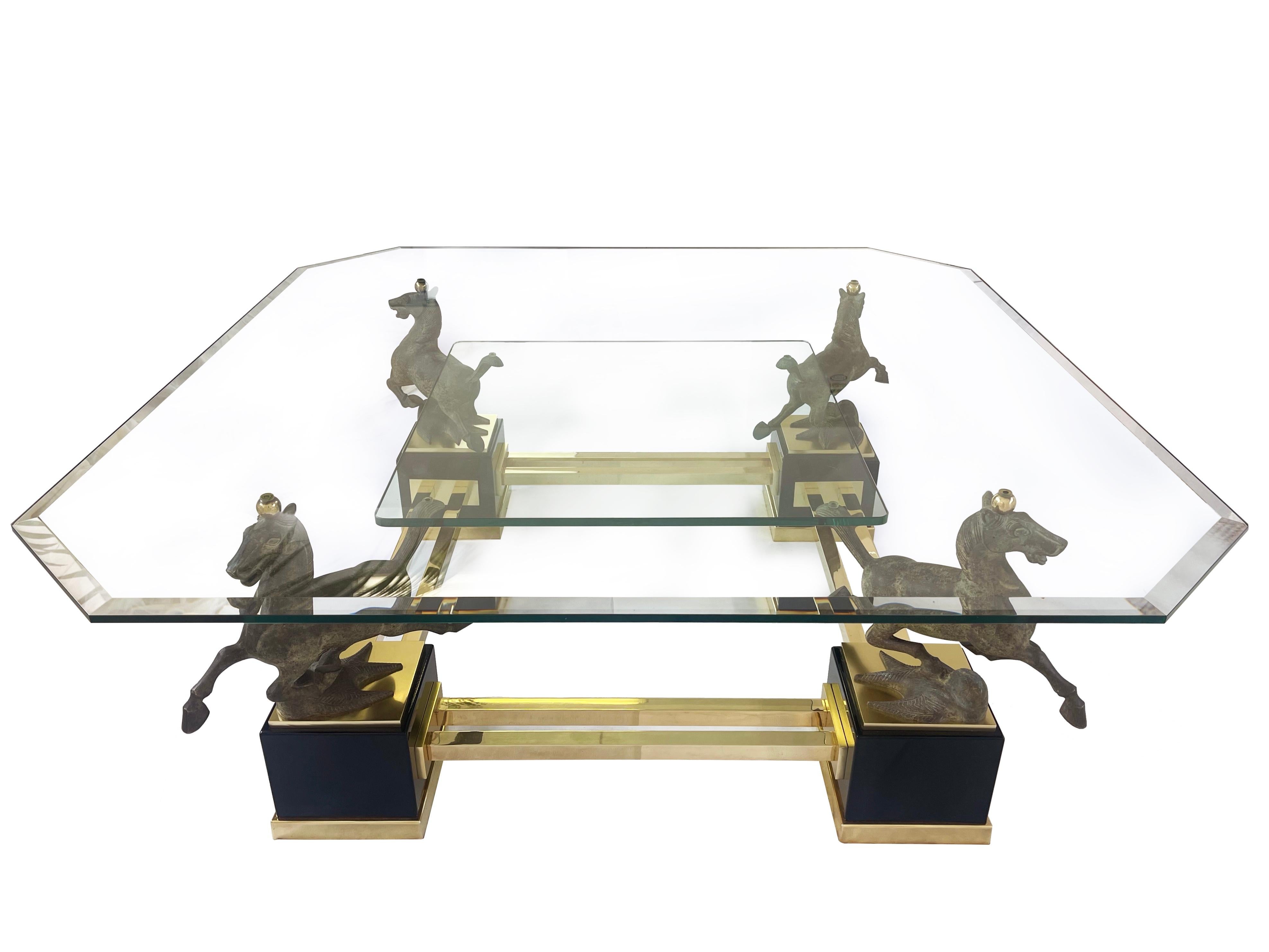 Très grande et impressionnante table basse carrée représentant quatre chevaux ''le cheval volant de Gansu'' en bronze massif.
Le plateau de la table est octogonal et fait de verre biseauté - et je suppose qu'il s'agit de l'original.
La plaque de