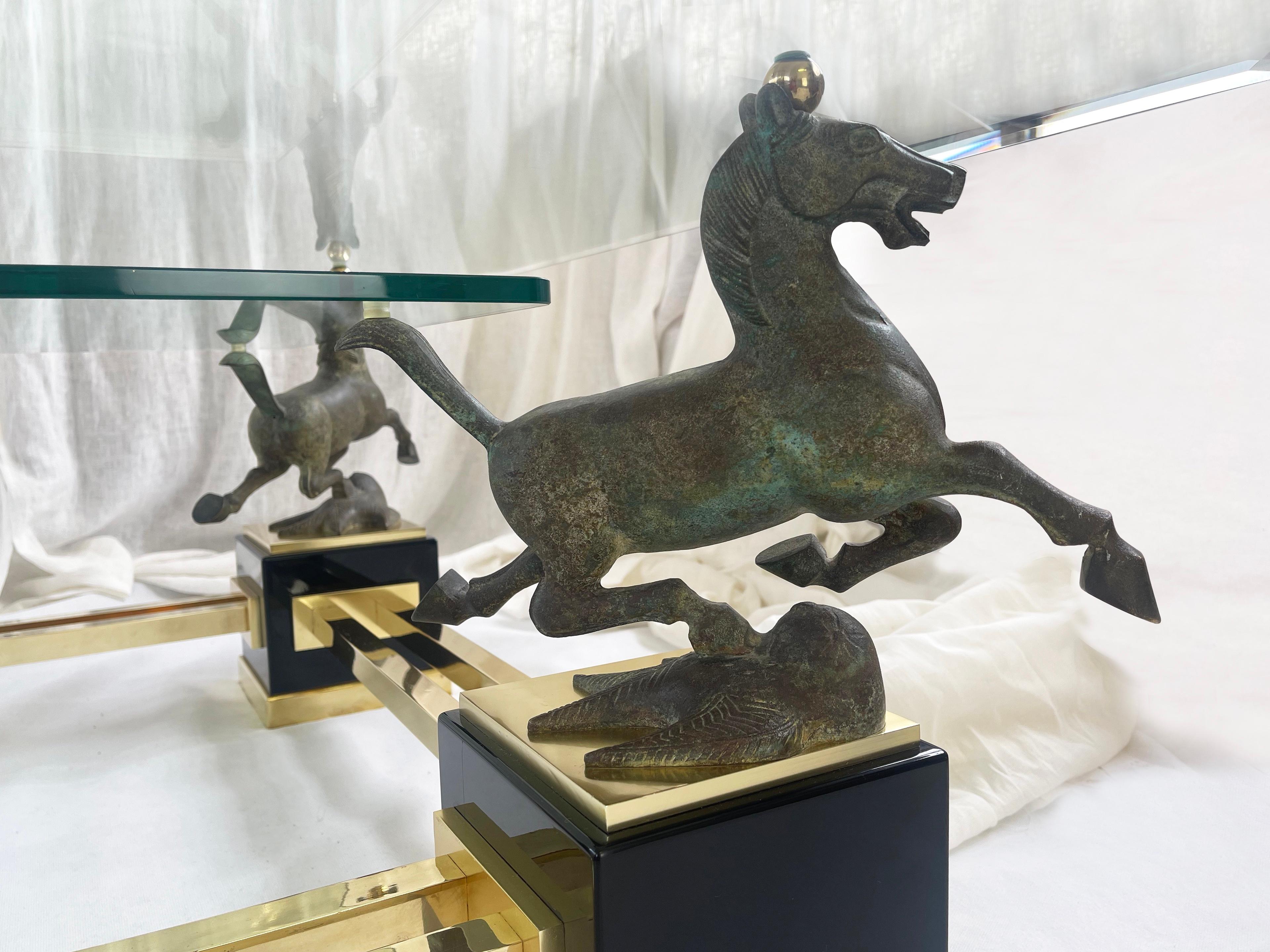 Table basse octogonale en bronze représentant un cheval volant de Gansu en Chine, France Maison Charles en vente 1