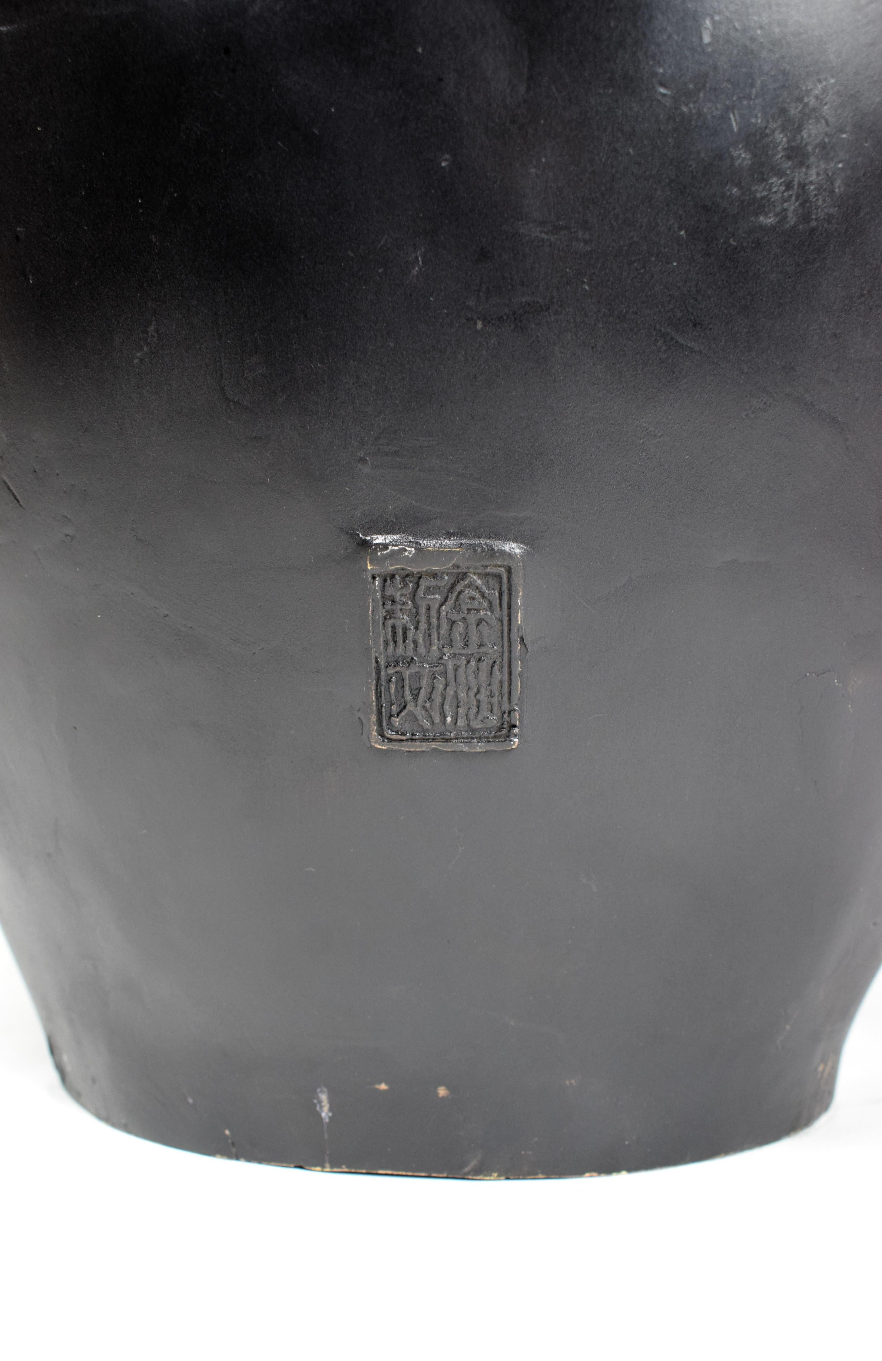 Grand vase japonais en bronze émaillé en relief, début du 20e siècle en vente 2