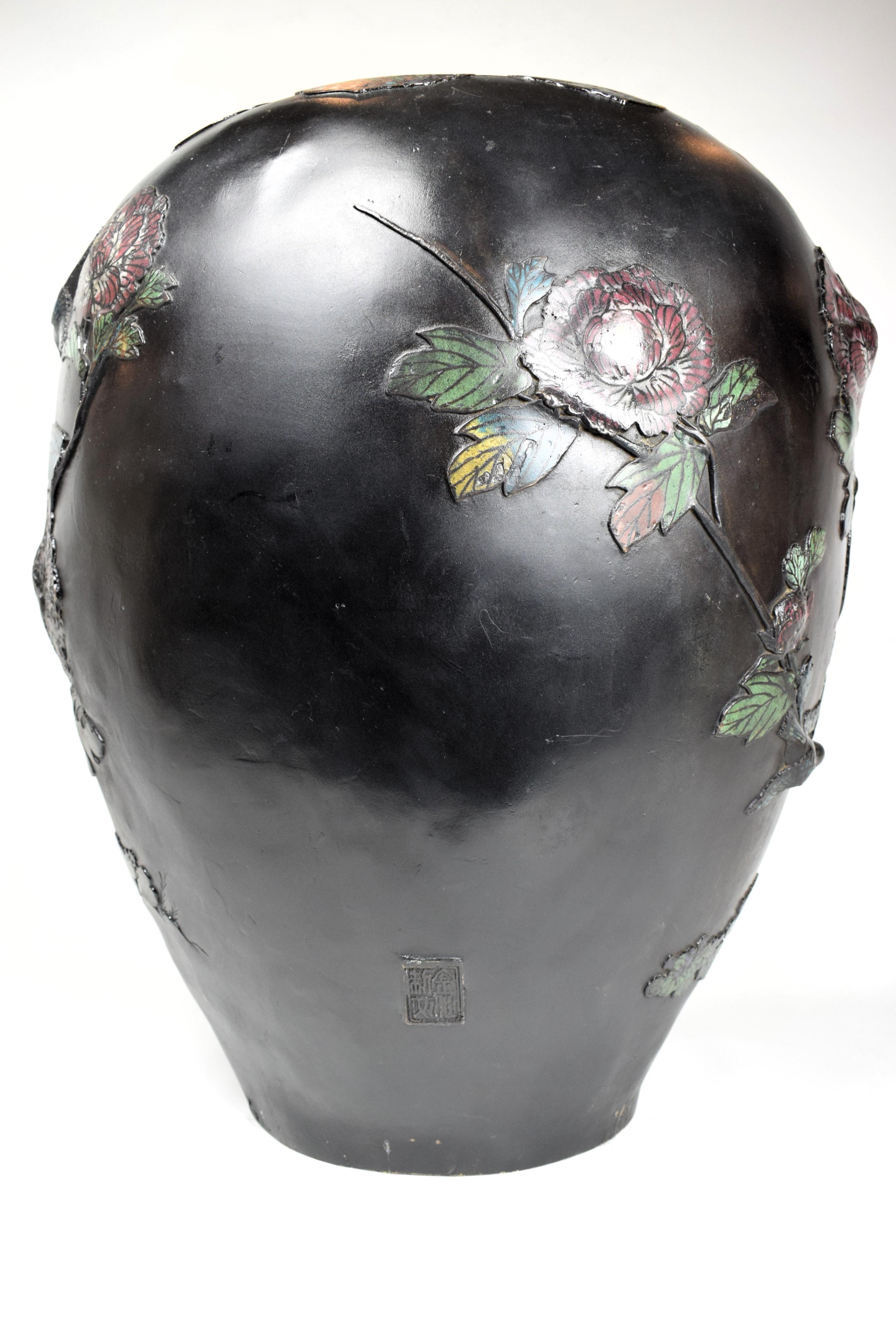 Grand vase japonais en bronze émaillé en relief, début du 20e siècle en vente 1