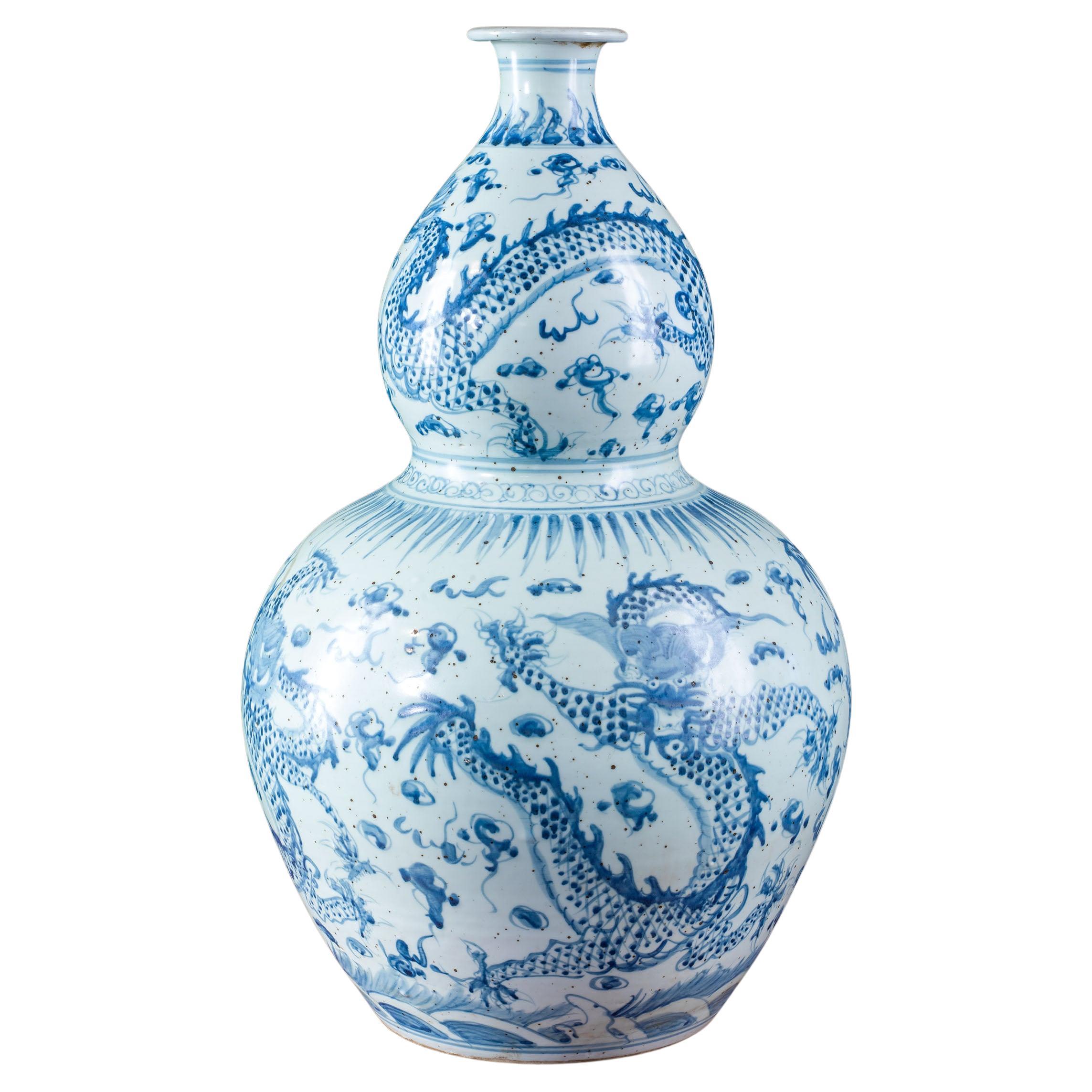 Grand vase chinois Calabash bleu et blanc en vente