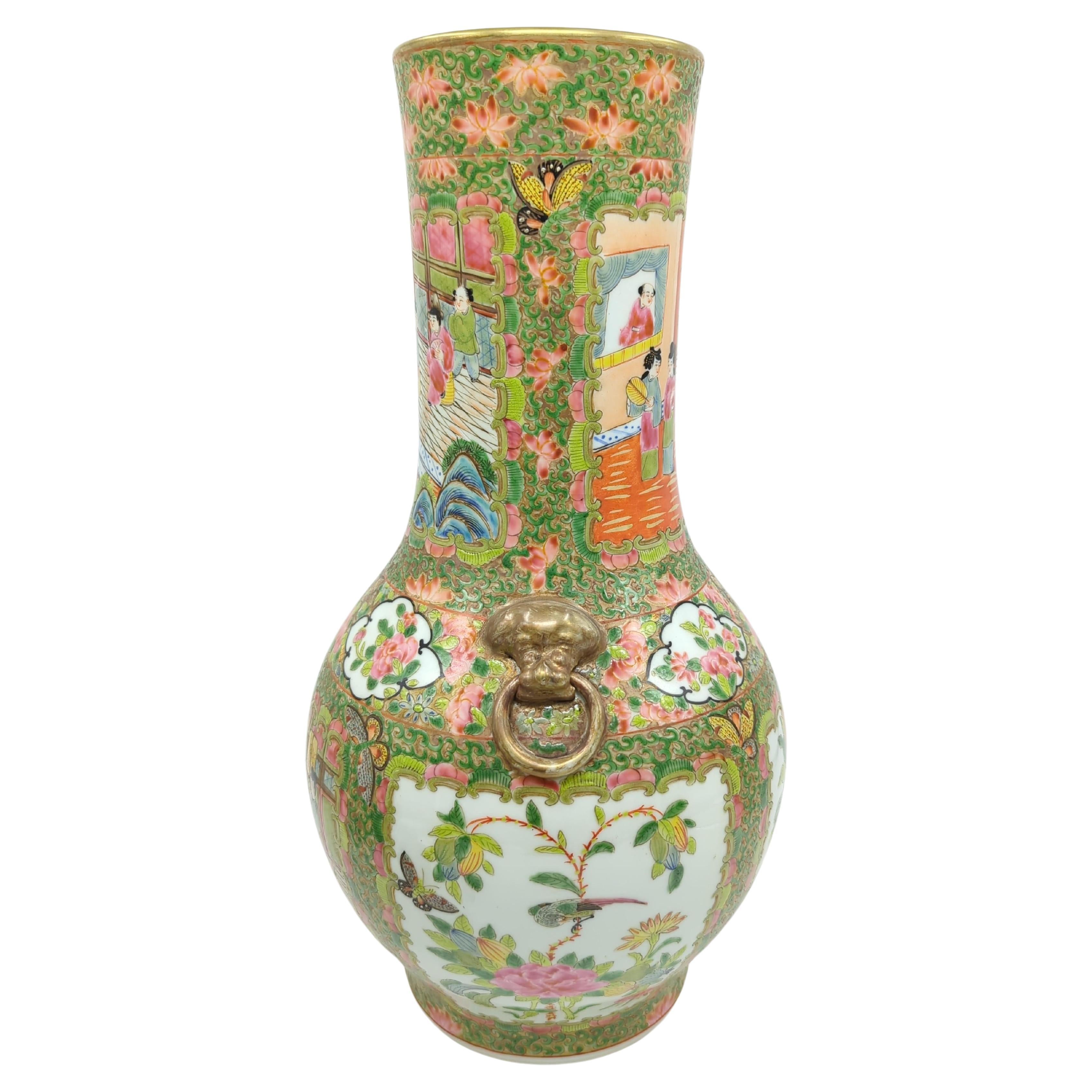 Große chinesische Kanton-Rosenmedaillon-Vase mit Medaillon-Vase und vergoldetenBratenringgriffen, 19-20c (Chinesischer Export) im Angebot