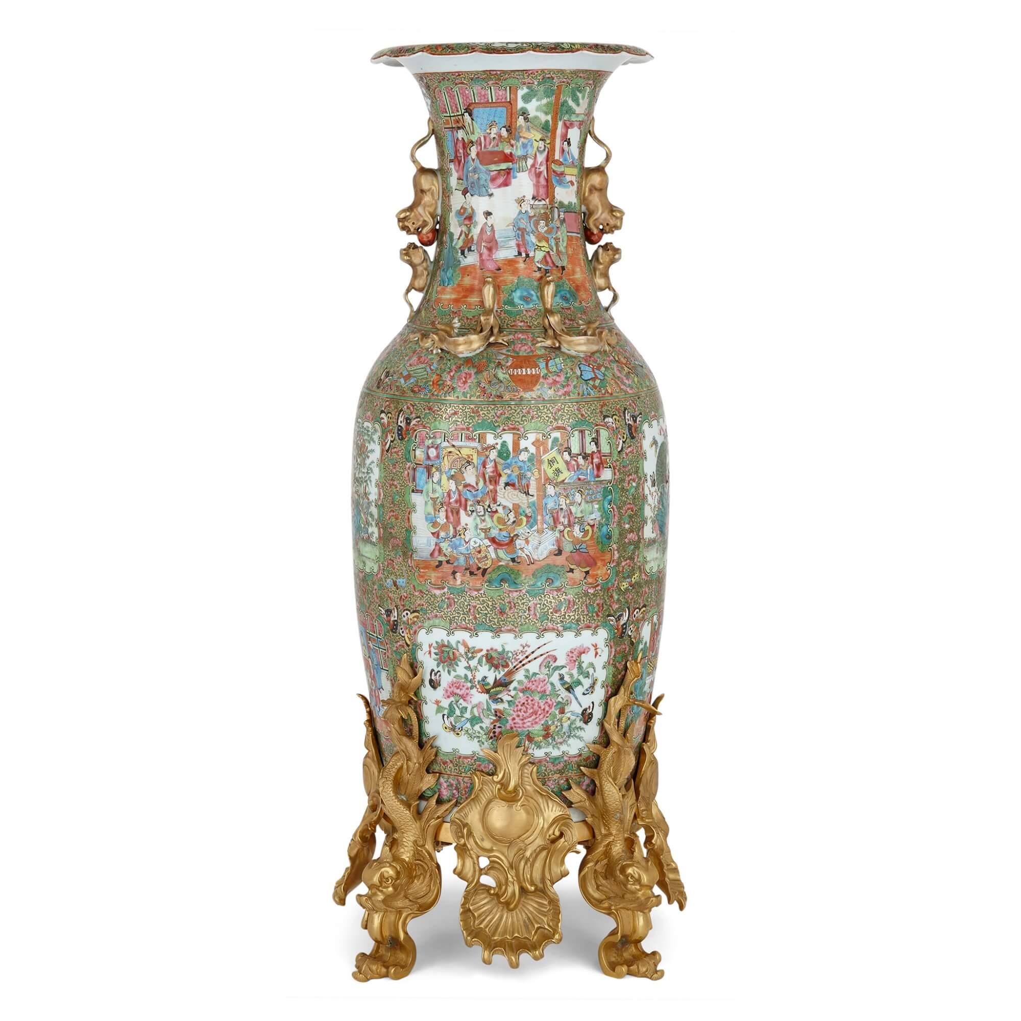Exportation chinoise Grand vase en porcelaine de Canton Famille Verte monté en bronze doré en vente