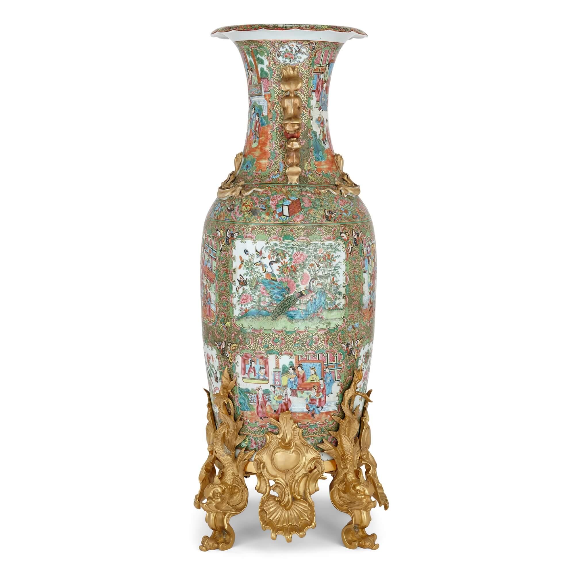 Cinese Grande vaso in porcellana cinese Canton Famille Verte con montatura in ormolu in vendita