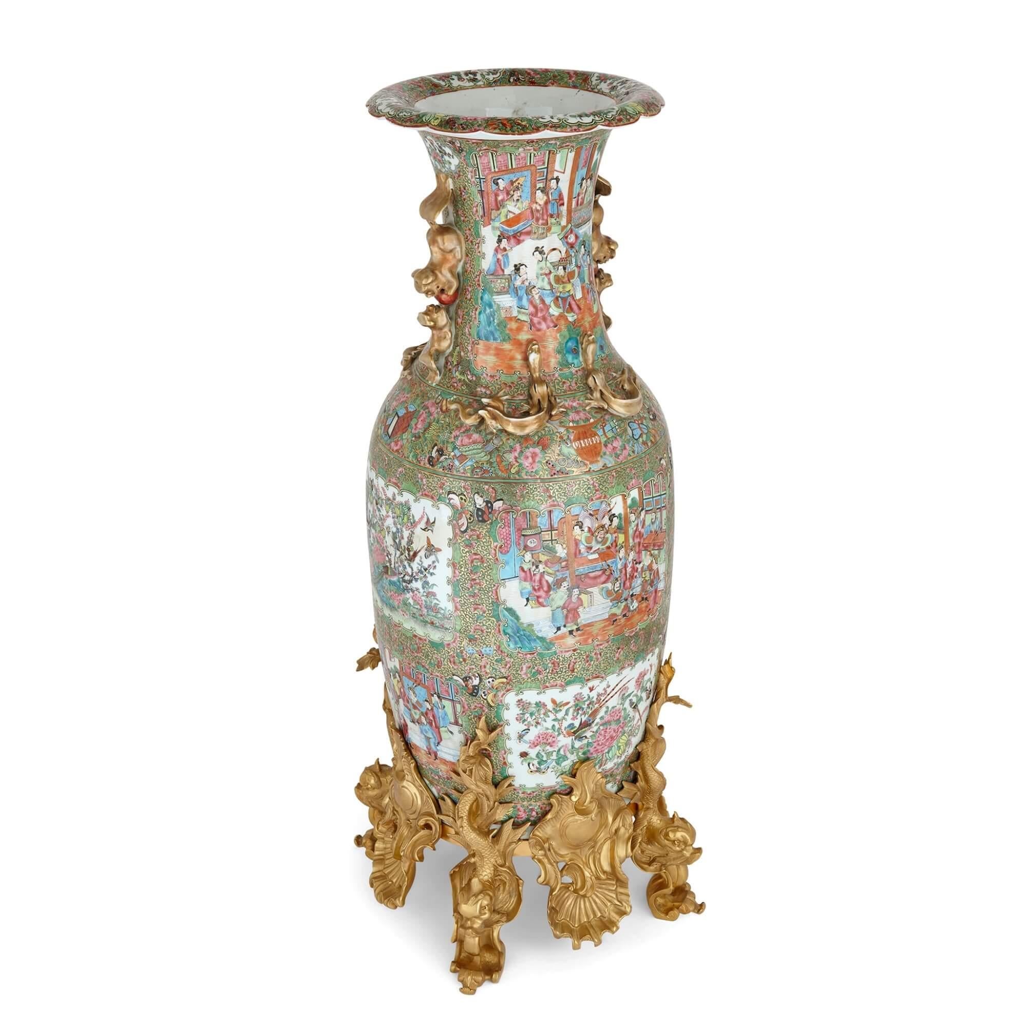 Moulage Grand vase en porcelaine de Canton Famille Verte monté en bronze doré en vente