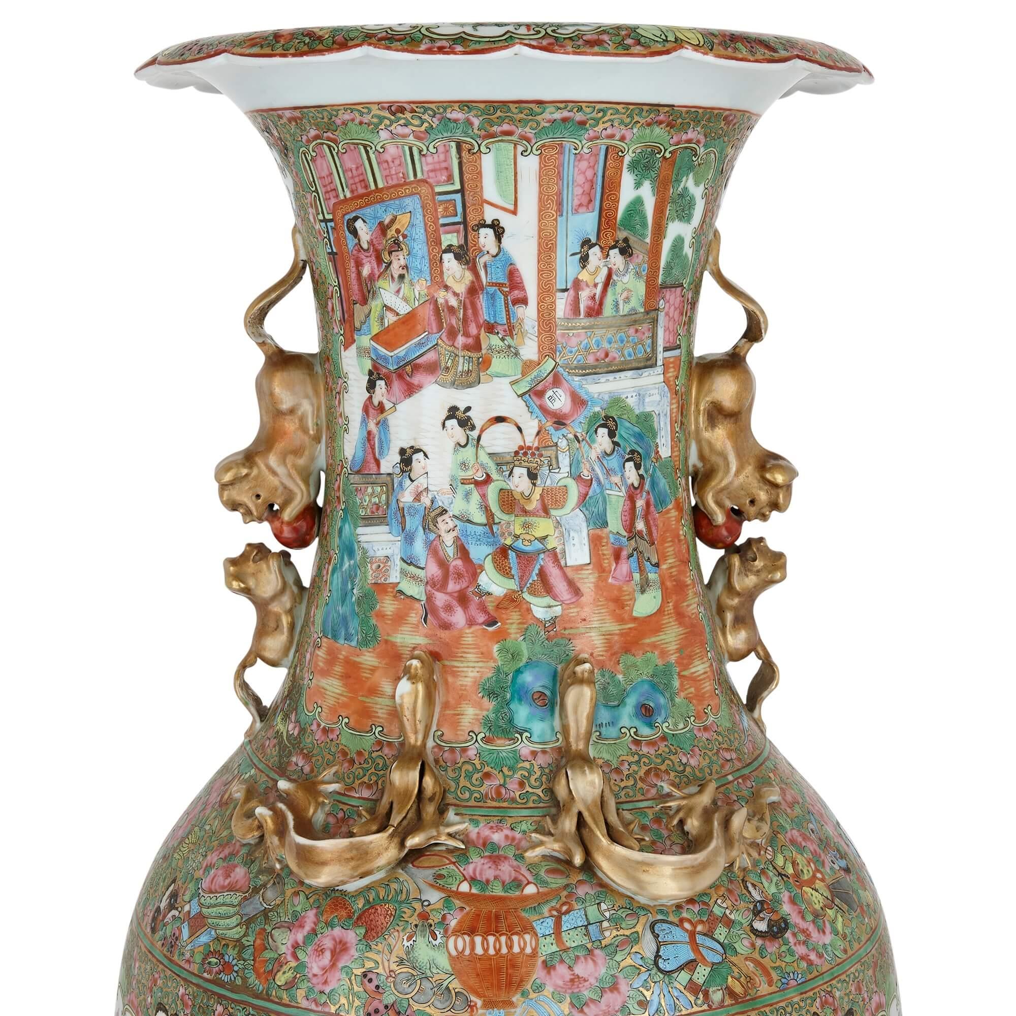XIXe siècle Grand vase en porcelaine de Canton Famille Verte monté en bronze doré en vente