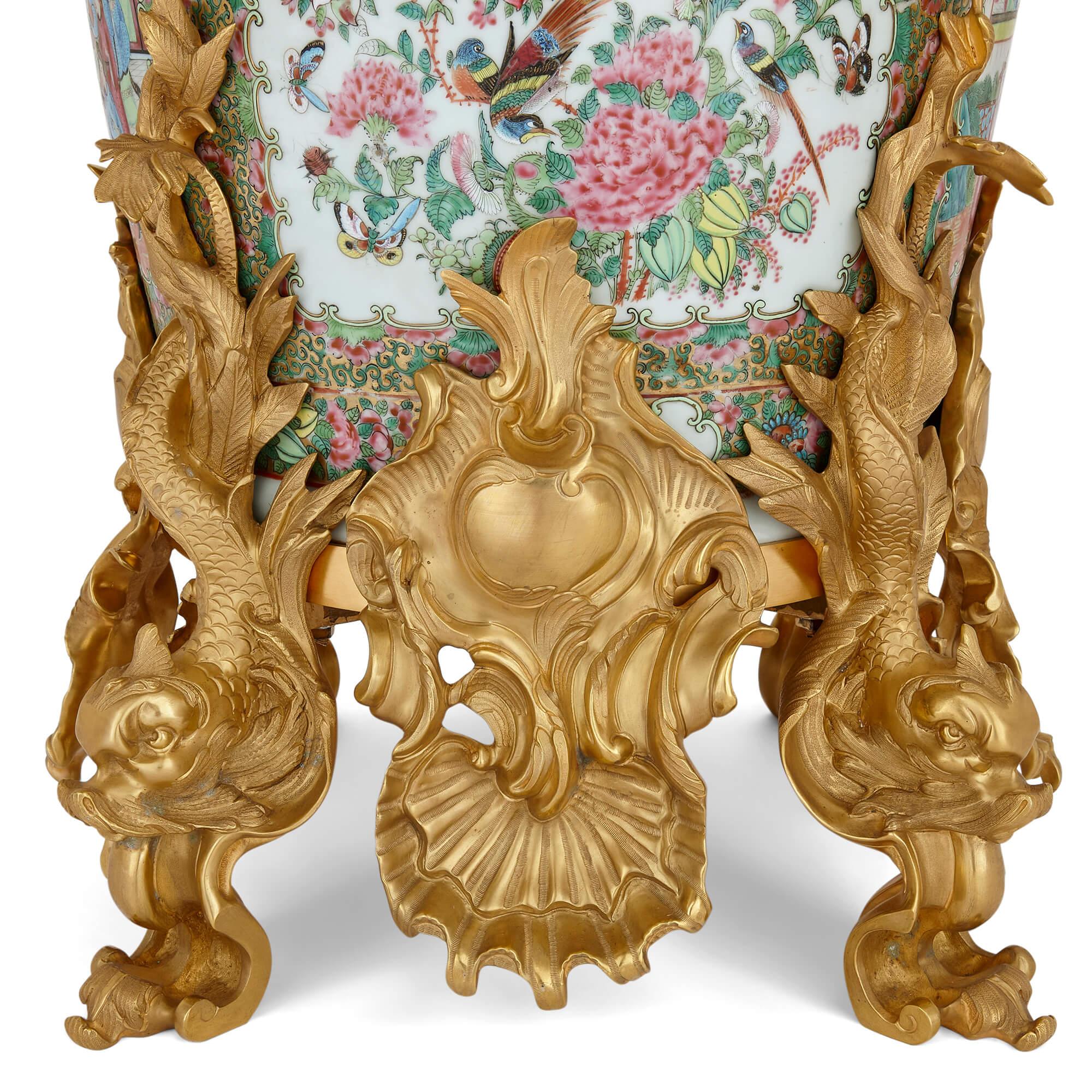 Porcelaine Grand vase en porcelaine de Canton Famille Verte monté en bronze doré en vente