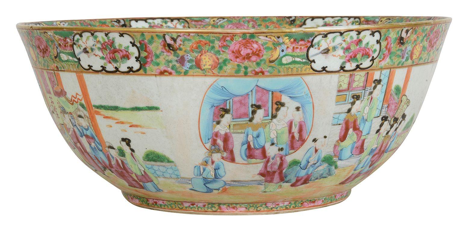 Cet exquis bol à médaillon rose cantonais du XIXe siècle, mesurant 16 pouces de diamètre, présente des scènes complexes de la vie de cour et de la nature, peintes à la main. Les couleurs vives et les motifs détaillés du bol comprennent des motifs