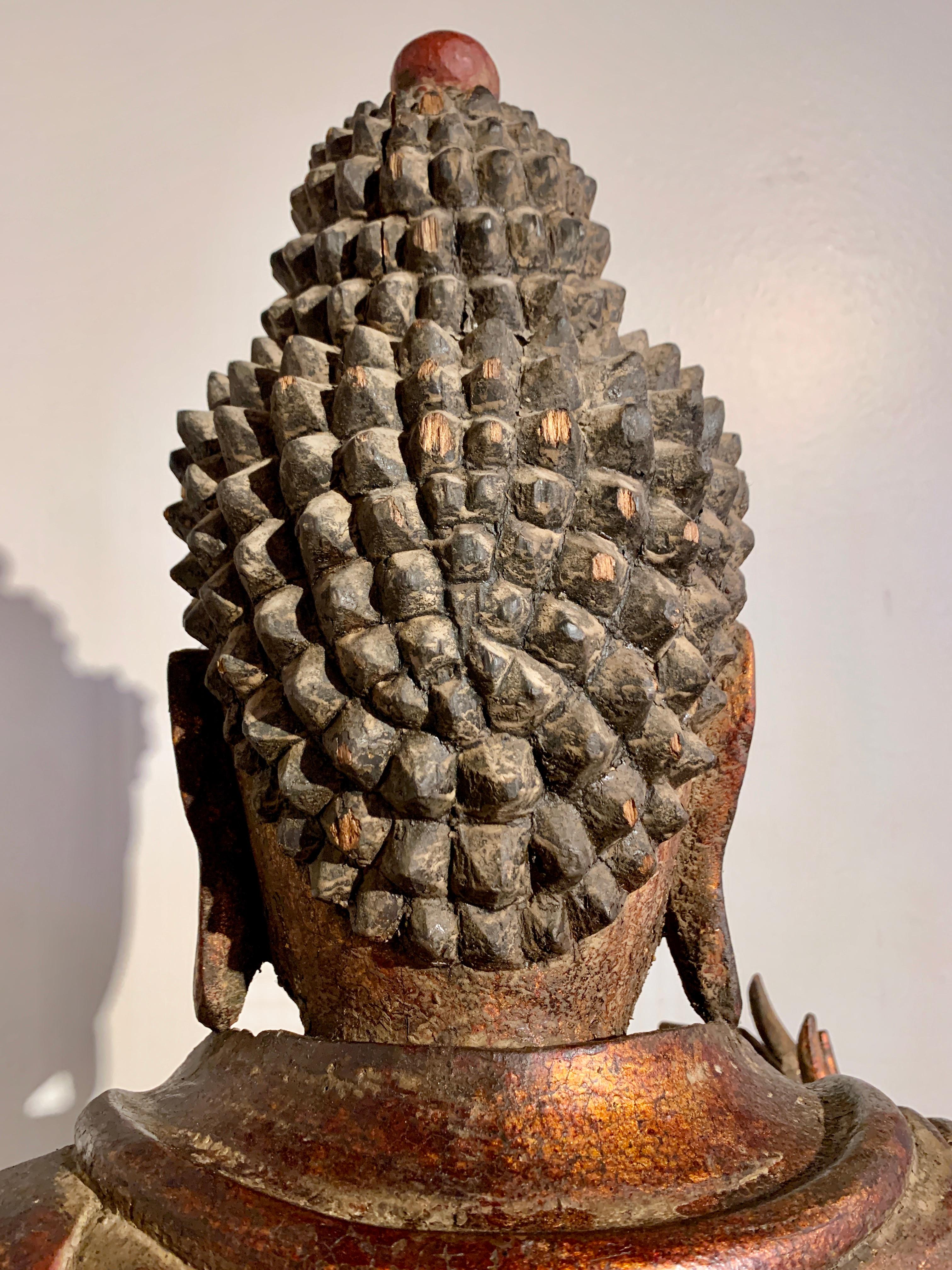 Gran buda chino tallado y lacado, dinastía Qing, siglo XIX en venta 11