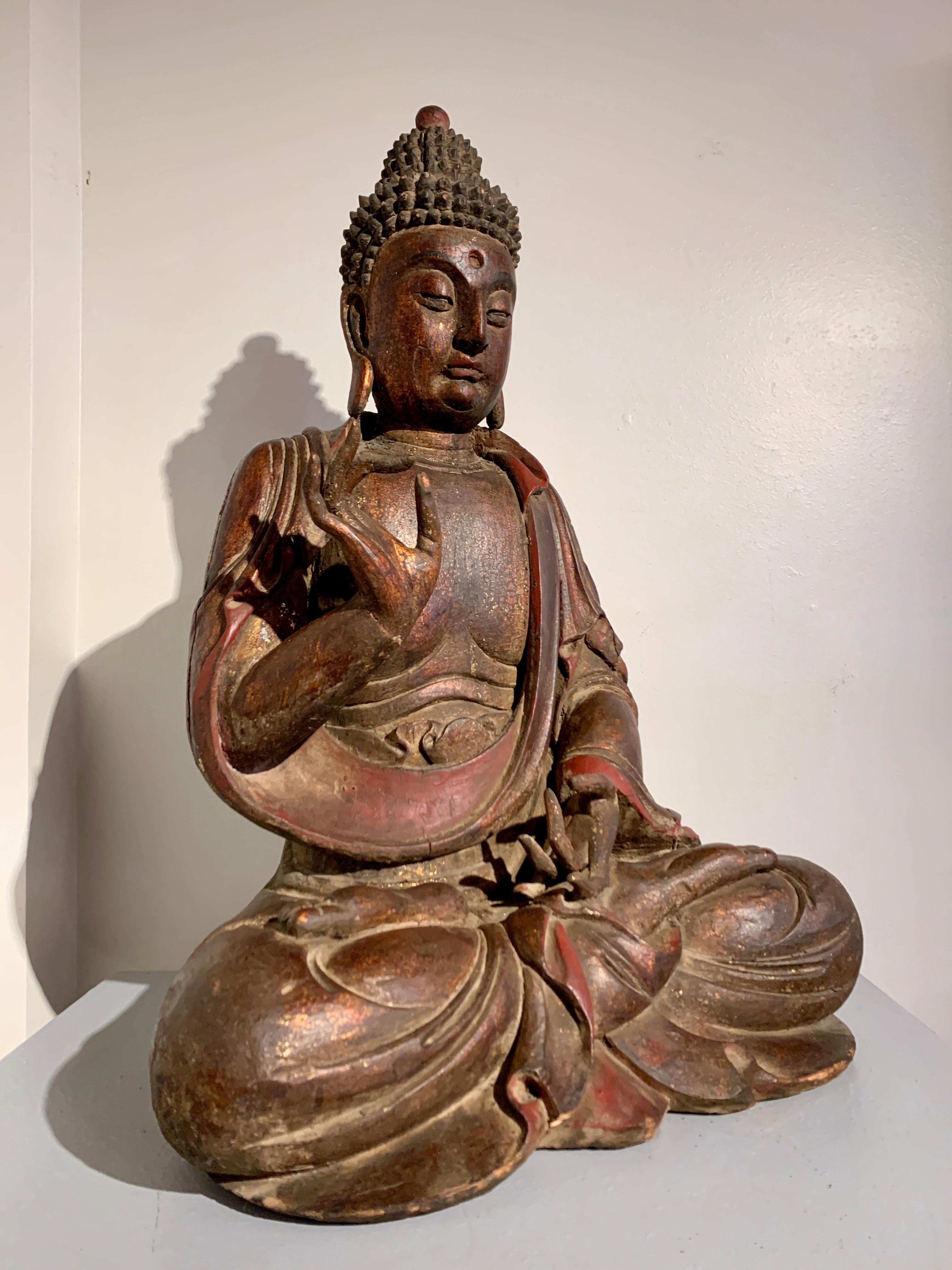 Grande et magnifique figure de Bouddha en bois sculpté et laqué, presque grandeur nature, dynastie Qing, XIXe siècle ou avant, Chine du Sud. 

La figure représente probablement l'un des cinq Tathagatas, également connus sous le nom de bouddhas