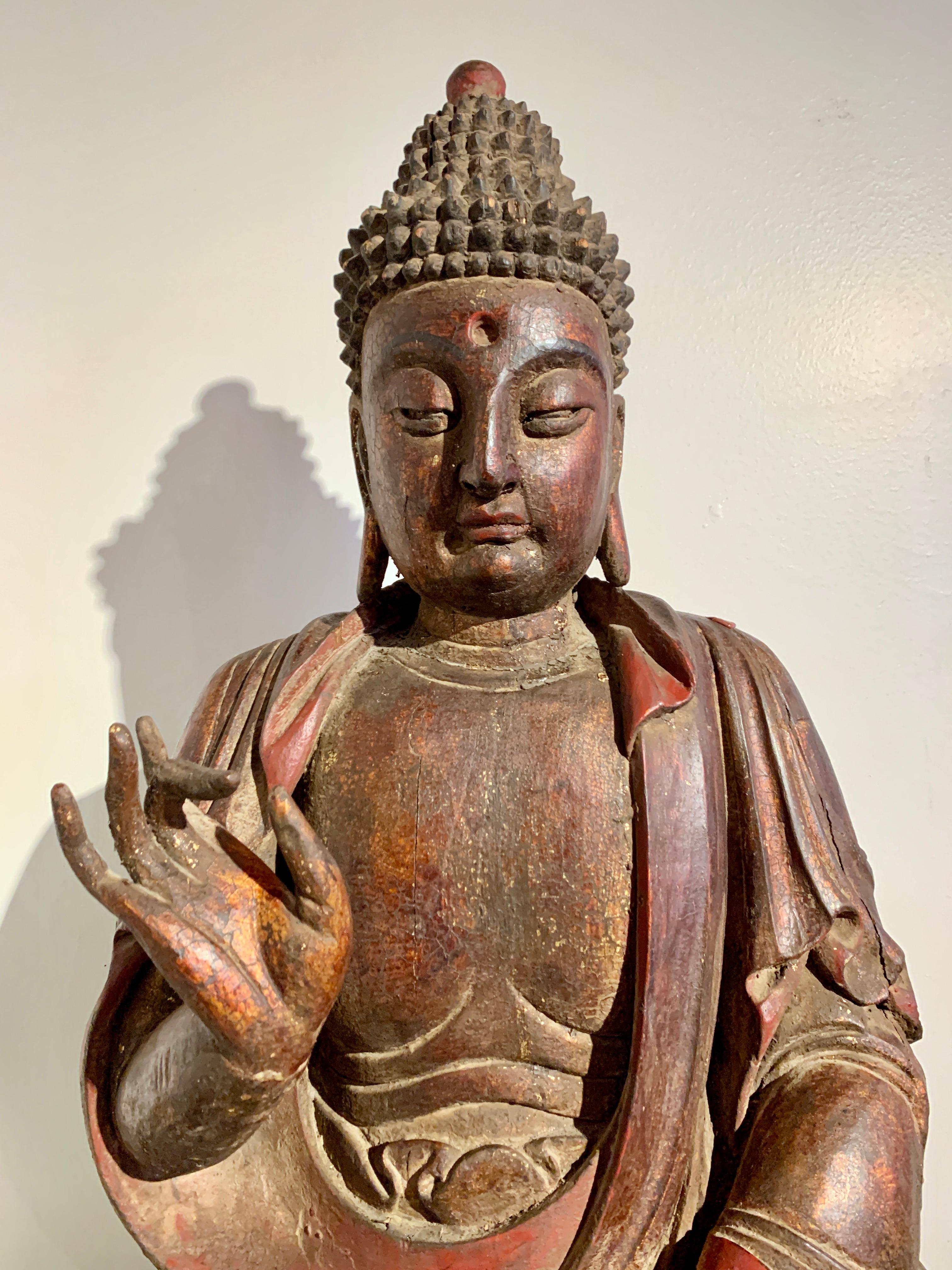 Gran buda chino tallado y lacado, dinastía Qing, siglo XIX en venta 1