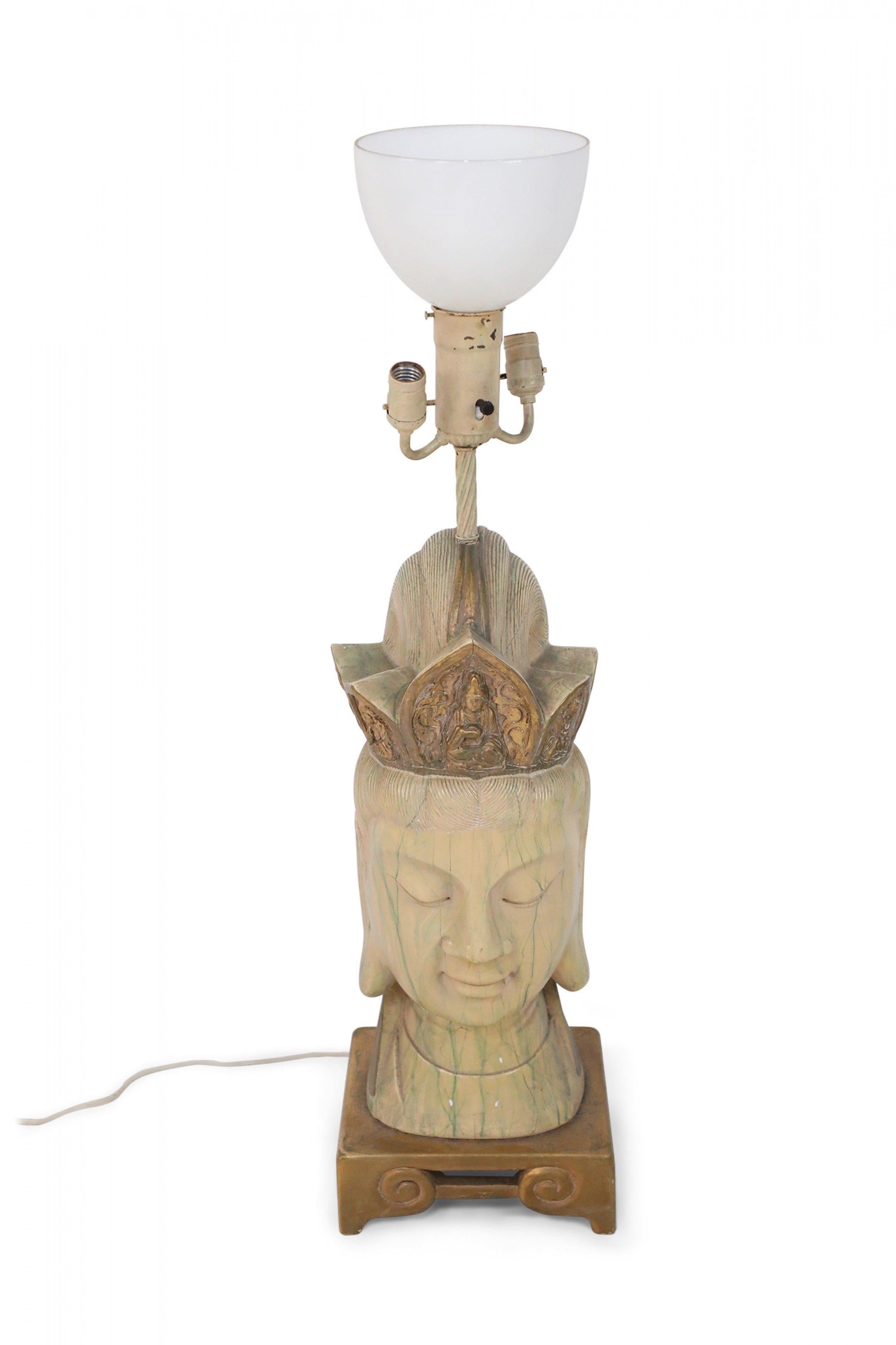 Sculpté Grande lampe de bureau chinoise à tête de Bouddha en bois sculpté et peint en vente