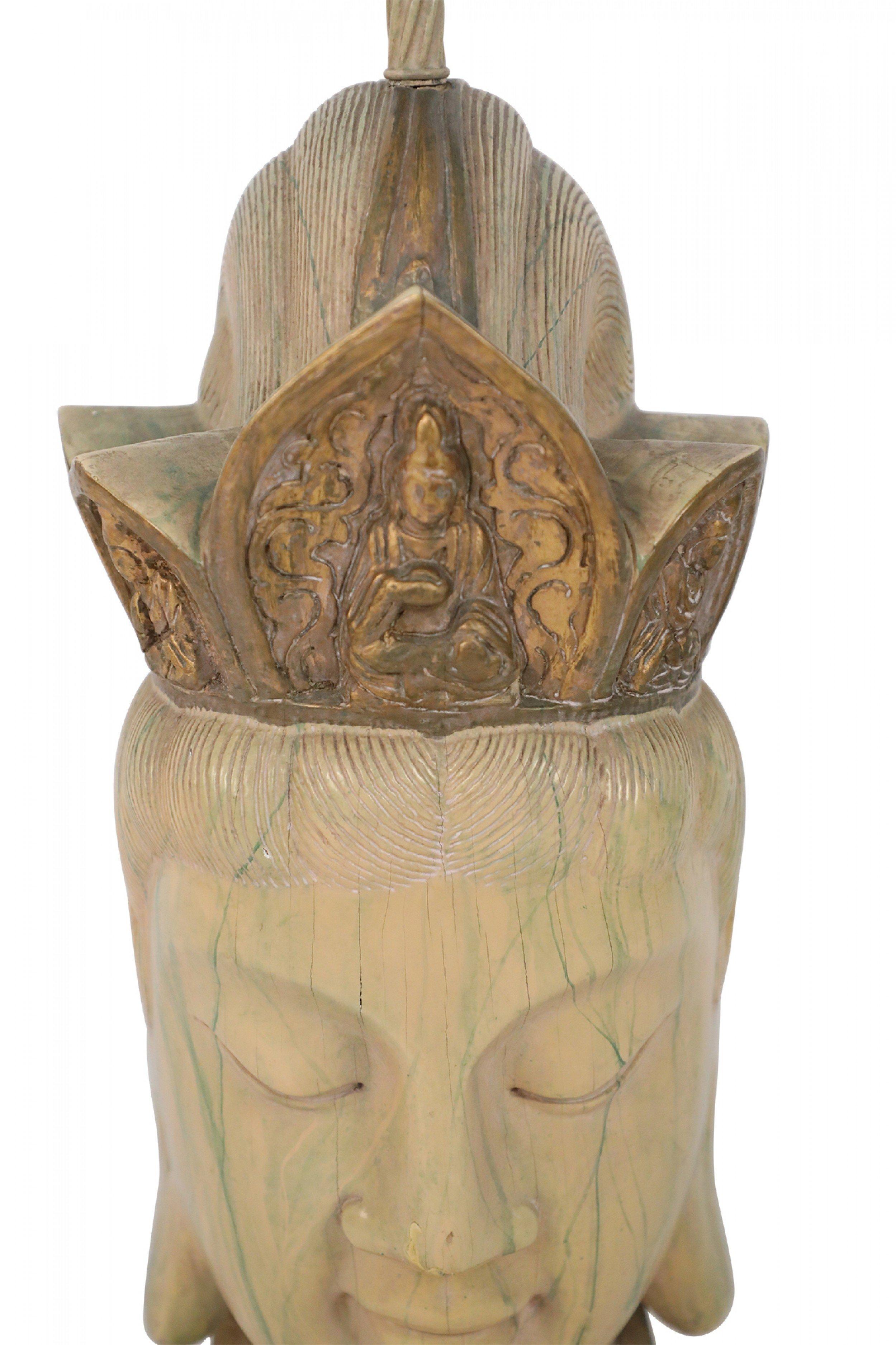 Verre Grande lampe de bureau chinoise à tête de Bouddha en bois sculpté et peint en vente