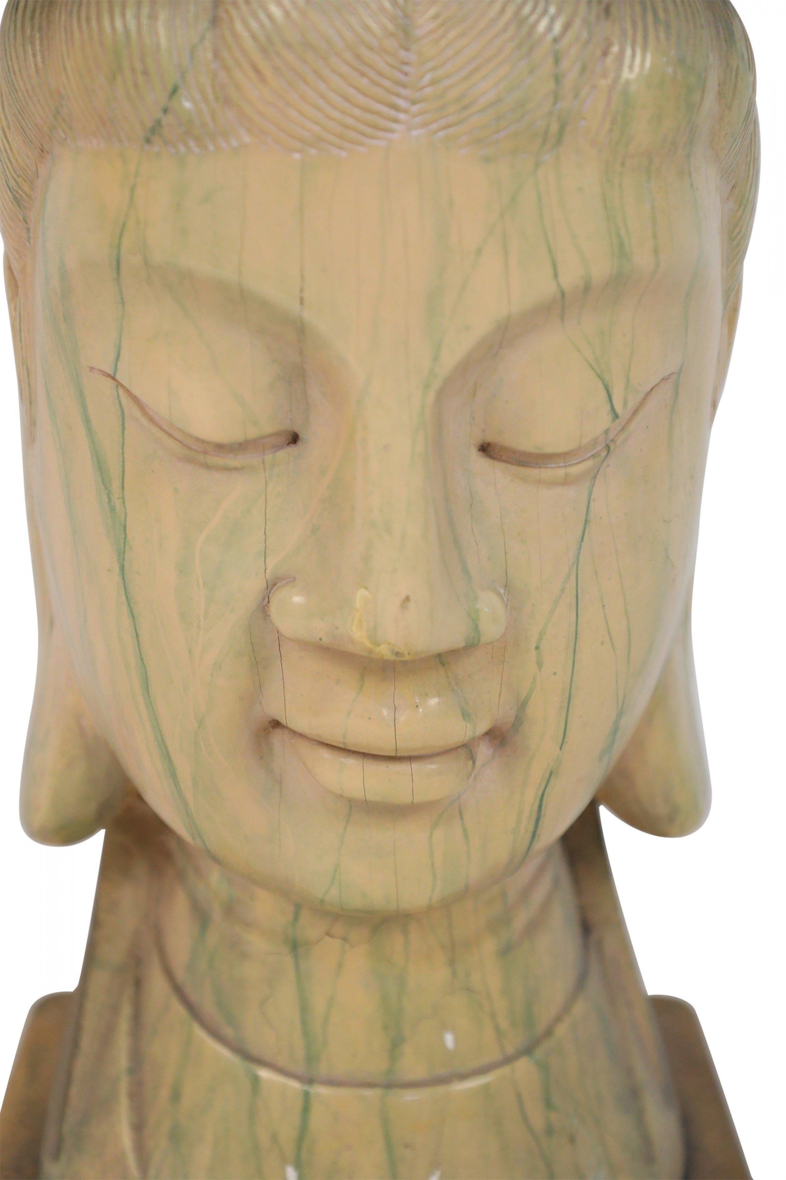 Grande lampe de bureau chinoise à tête de Bouddha en bois sculpté et peint en vente 1