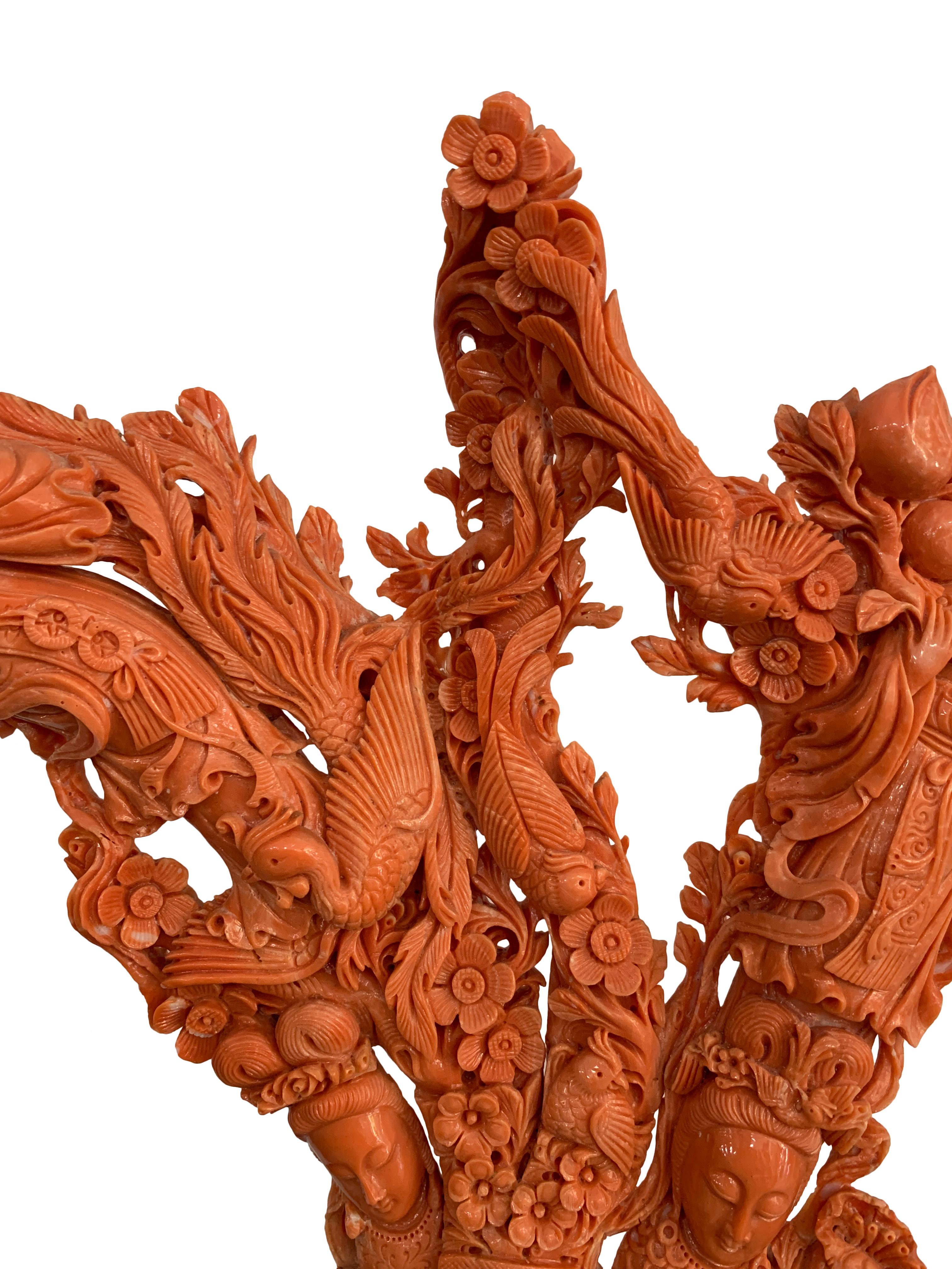 Beeindruckende große chinesische handgeschnitzte Korallenfigurengruppe in kaiserlicher Qualität, die vier weibliche Unsterbliche mit Blumen, Blättern und Vögeln darstellt. Unglaublich geschnitzt mit viel Liebe zum Detail in allen Bereichen.