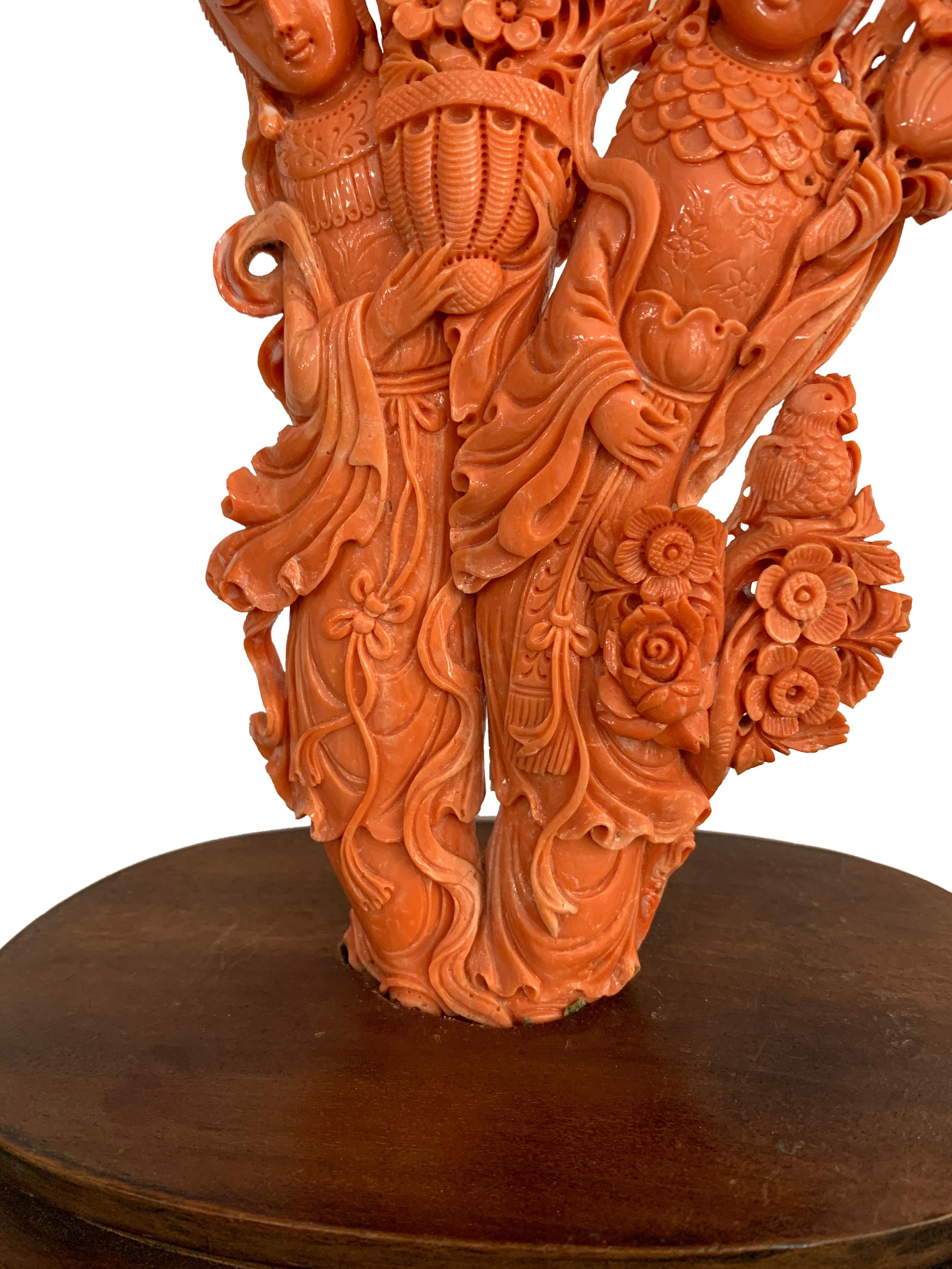 Große chinesische geschnitzte Korallenfigurengruppe einer unsterblichen Dame (20. Jahrhundert) im Angebot