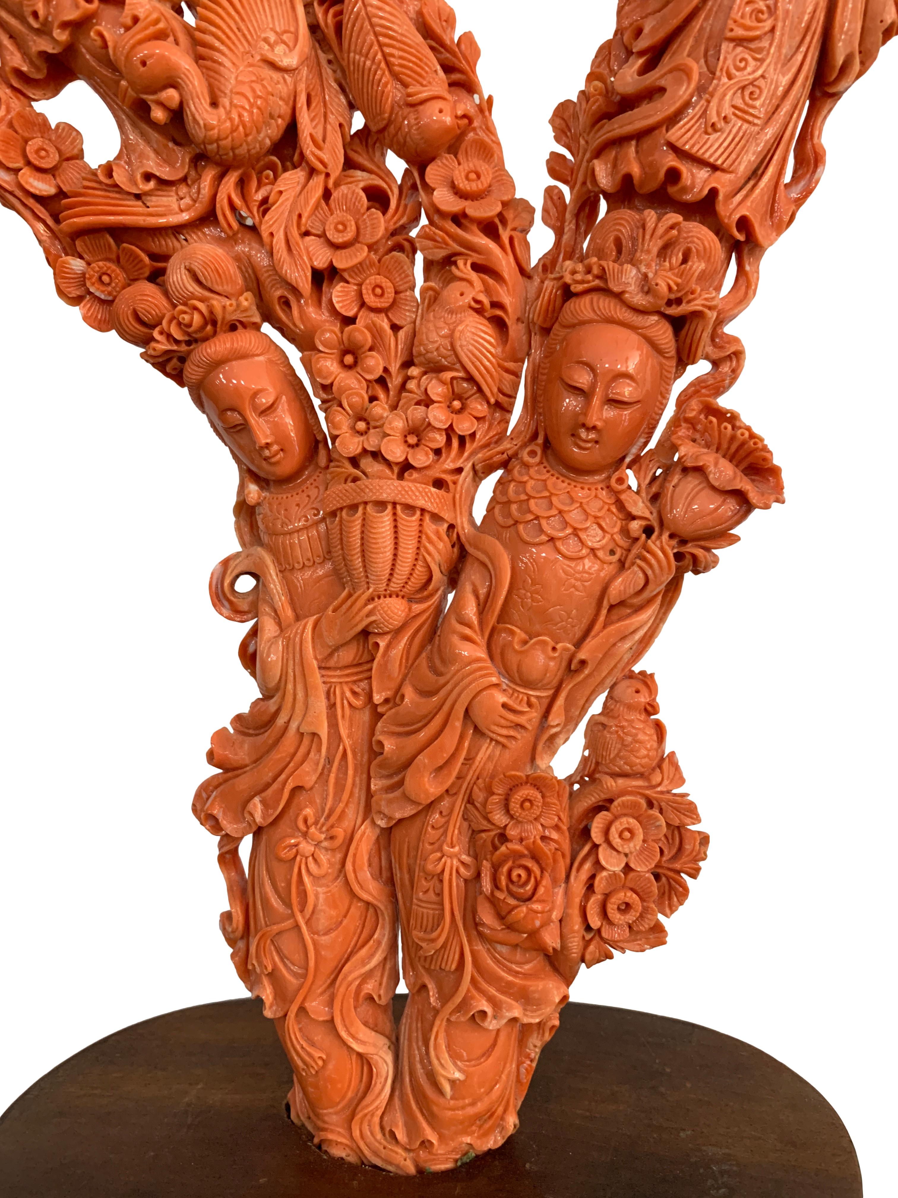 Grand ensemble d'immortels féminins figuratif chinois en corail sculpté en vente 1