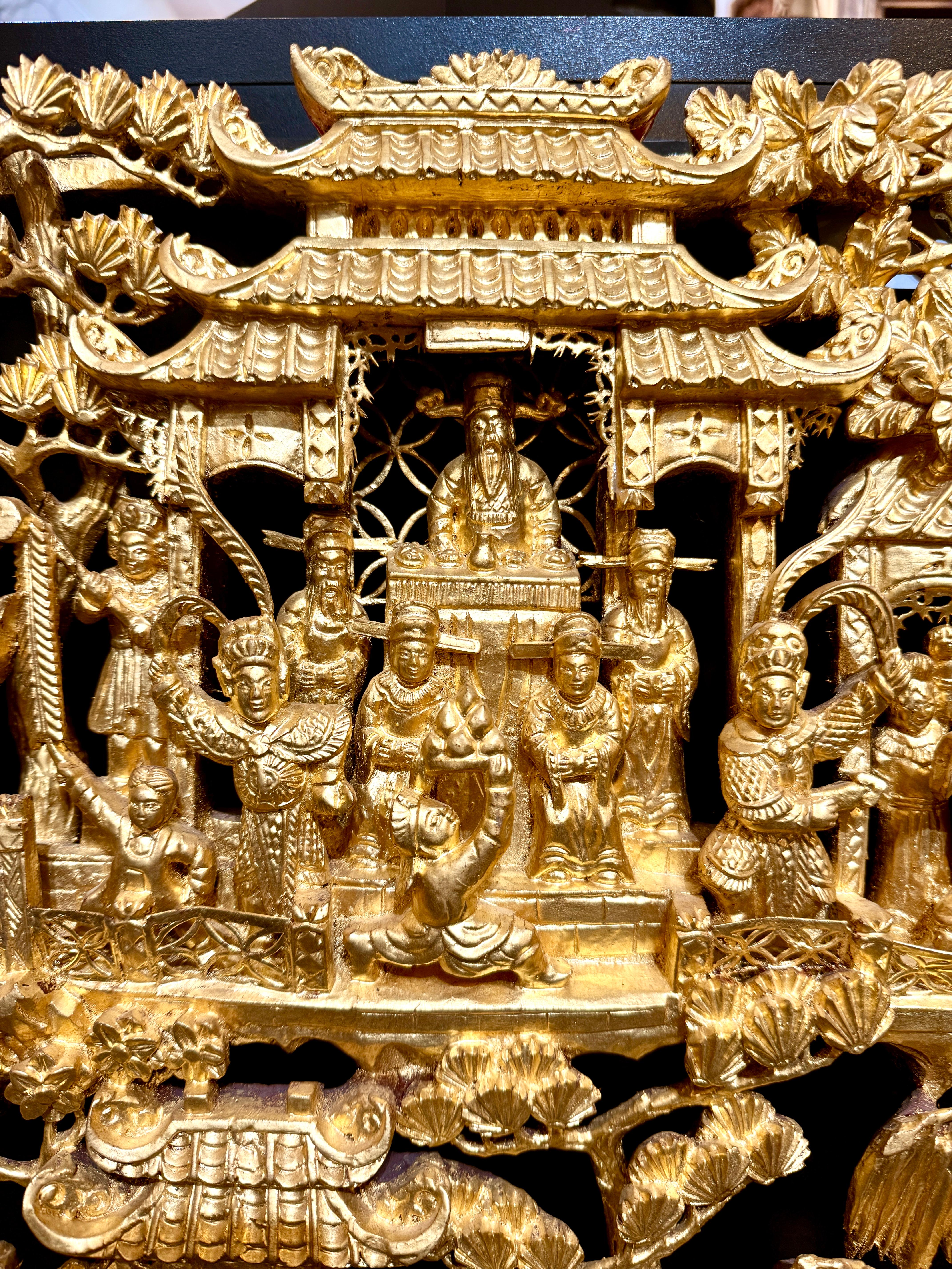 Panel de madera dorada tallada y perforada de época china, inusualmente grande, de principios a mediados del siglo XX, sur de China.

El intrincado panel tallado representa imágenes del 