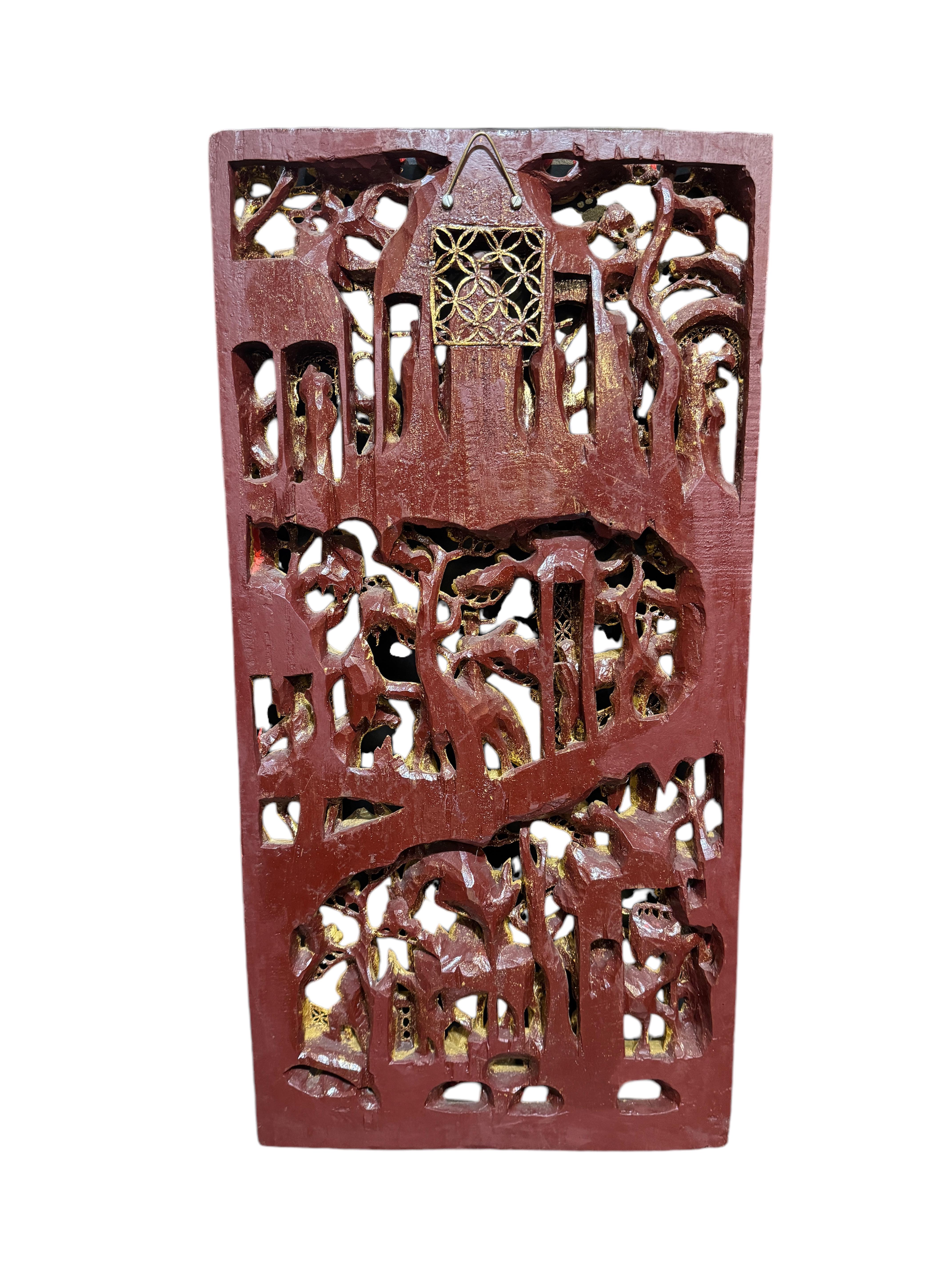 Gran panel chino de cuentos tallados en madera dorada, 