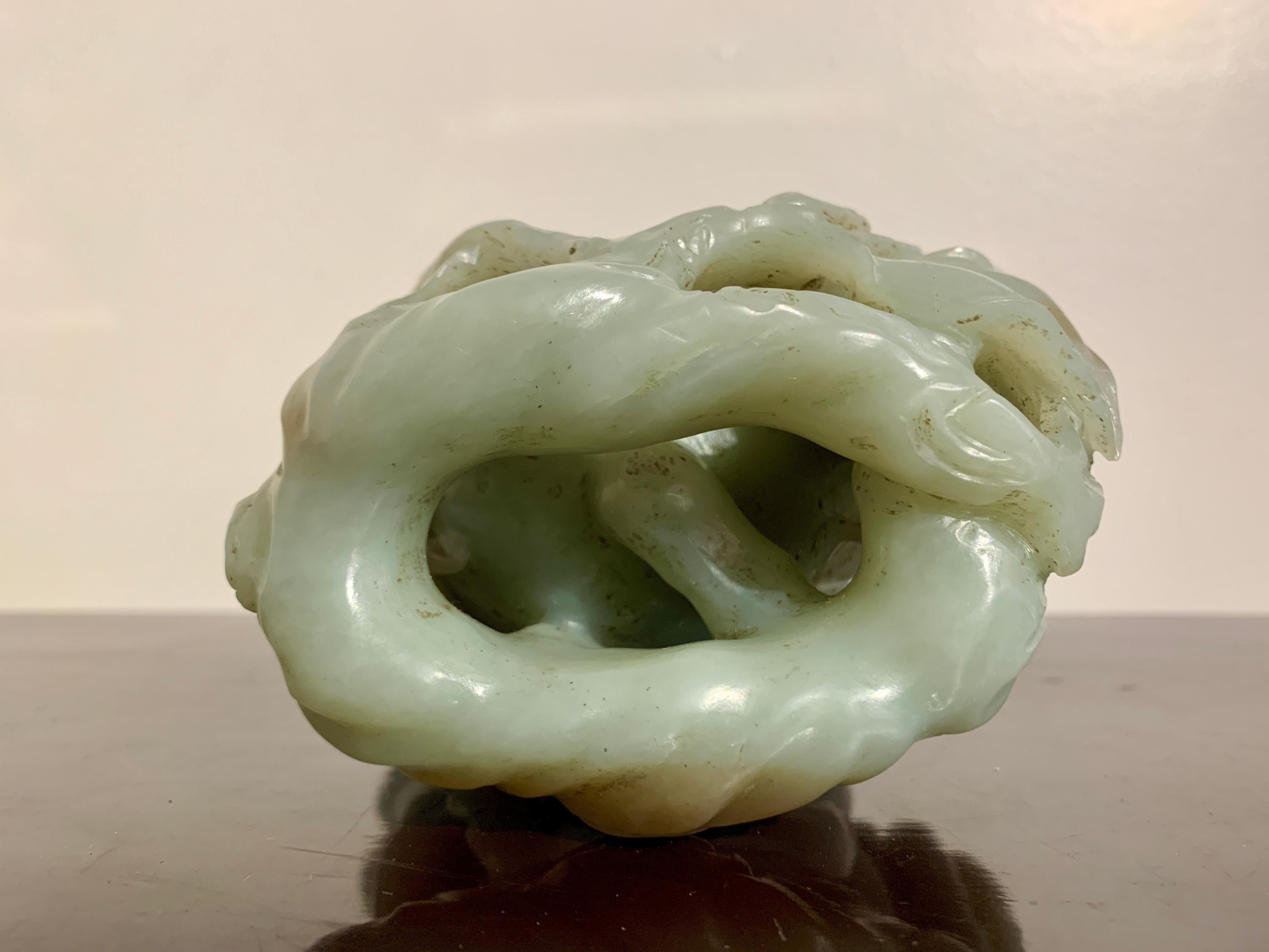 Grand vase à double main de Bouddha en jade néphrite sculpté, fin de la dynastie Qing. en vente 6