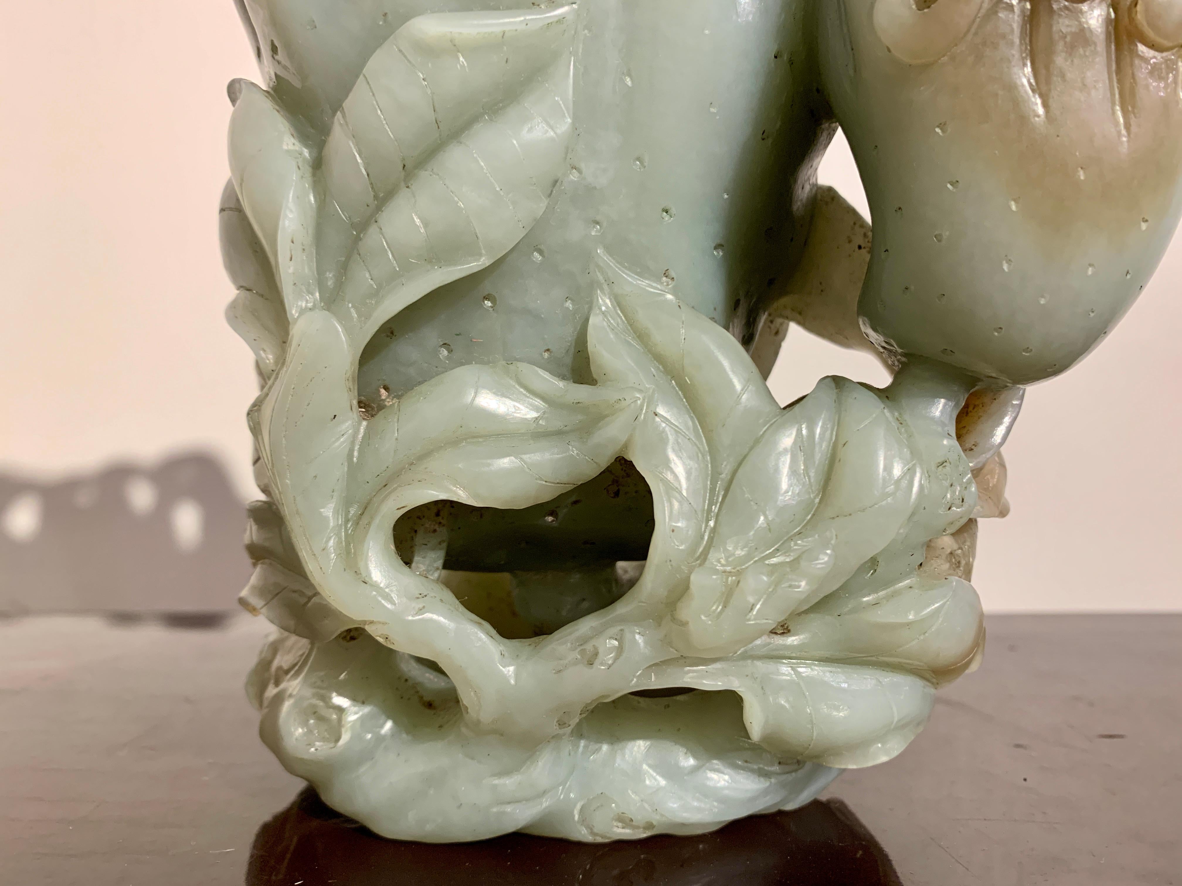 Große chinesische geschnitzte Nephrit-Jade-Vase mit doppelter Buddha-Hand, späte Qing-Dynastie im Angebot 11