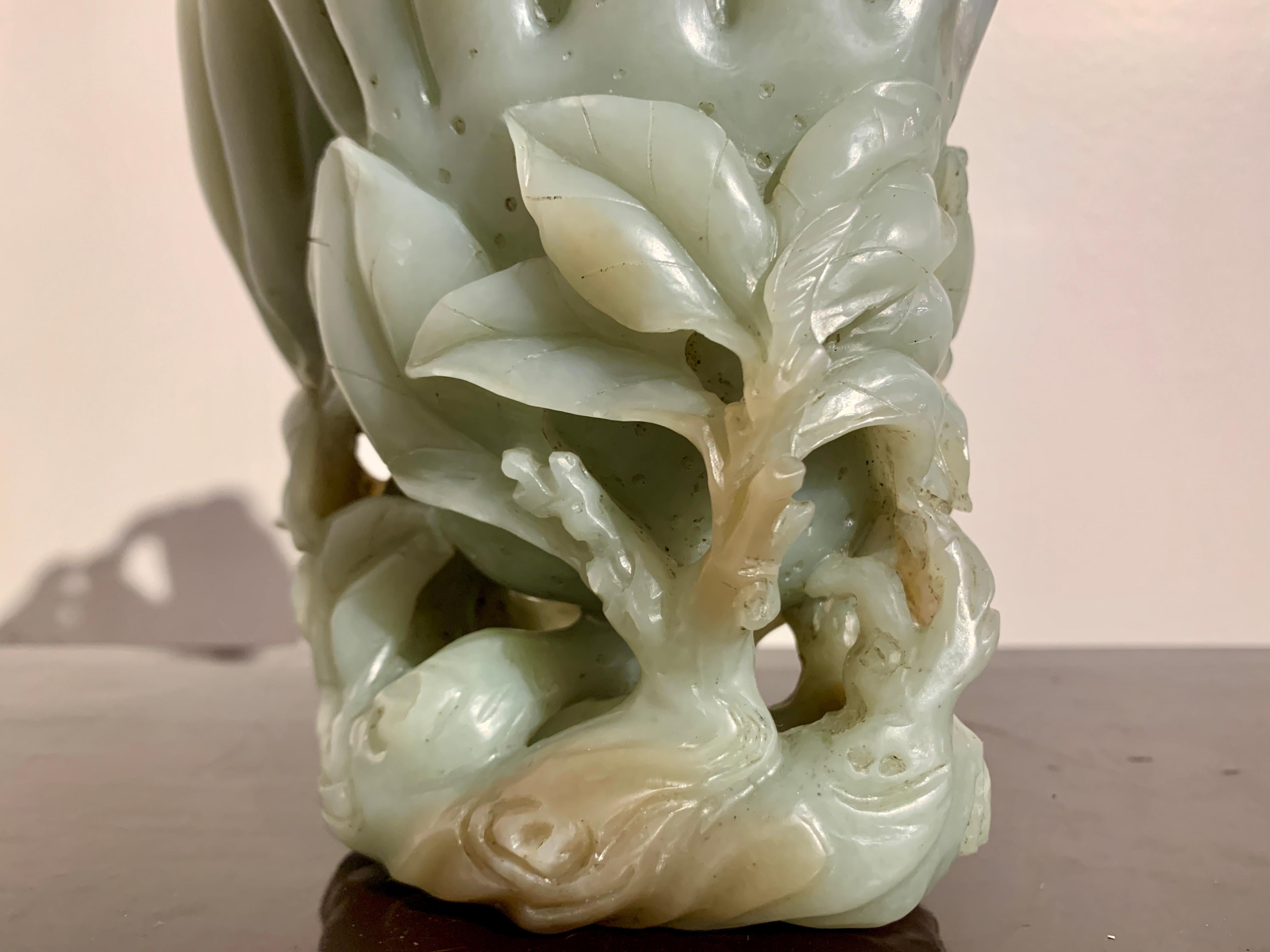 Große chinesische geschnitzte Nephrit-Jade-Vase mit doppelter Buddha-Hand, späte Qing-Dynastie im Angebot 12