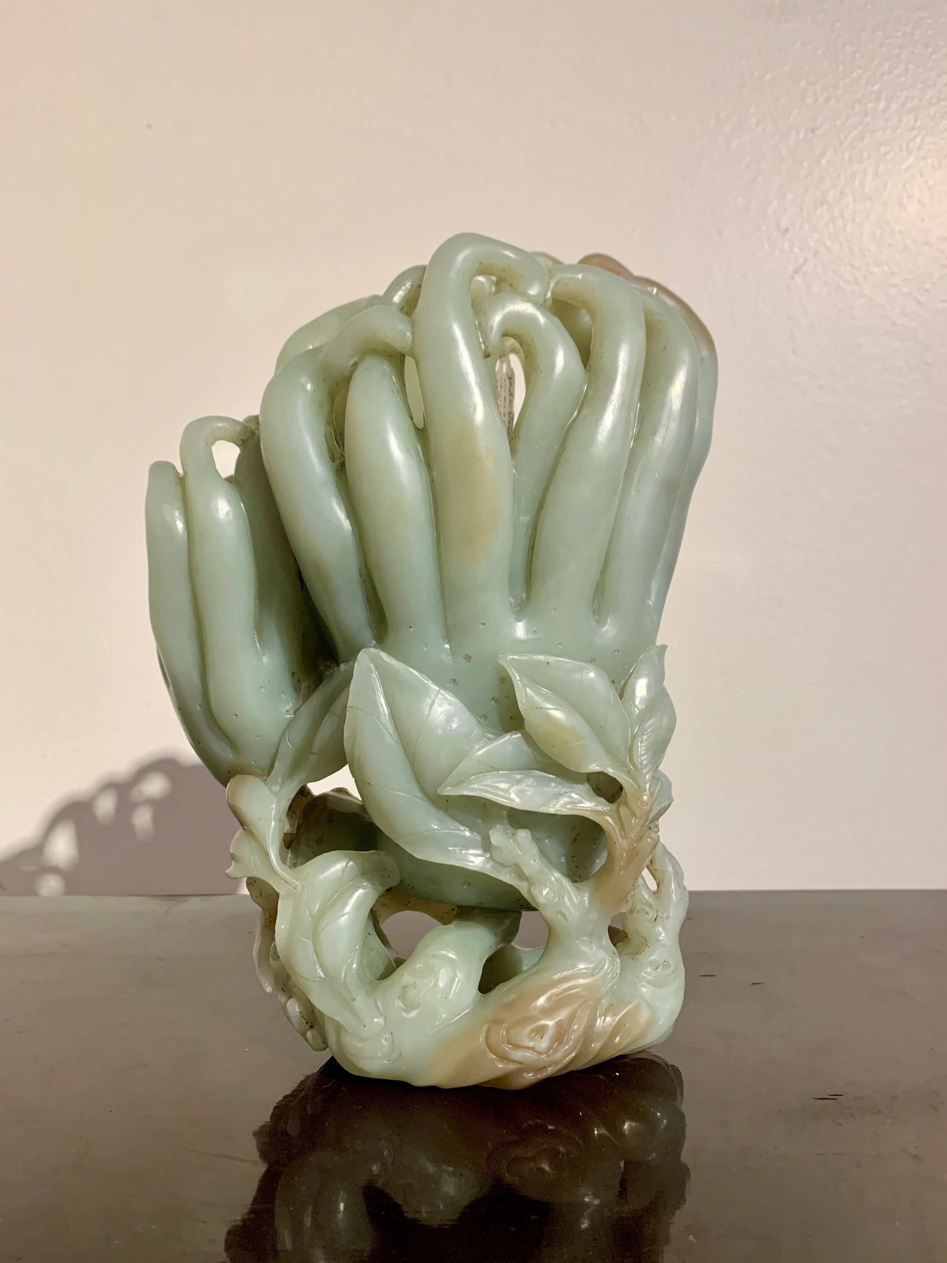 Große chinesische geschnitzte Nephrit-Jade-Vase mit doppelter Buddha-Hand, späte Qing-Dynastie (Handgeschnitzt) im Angebot