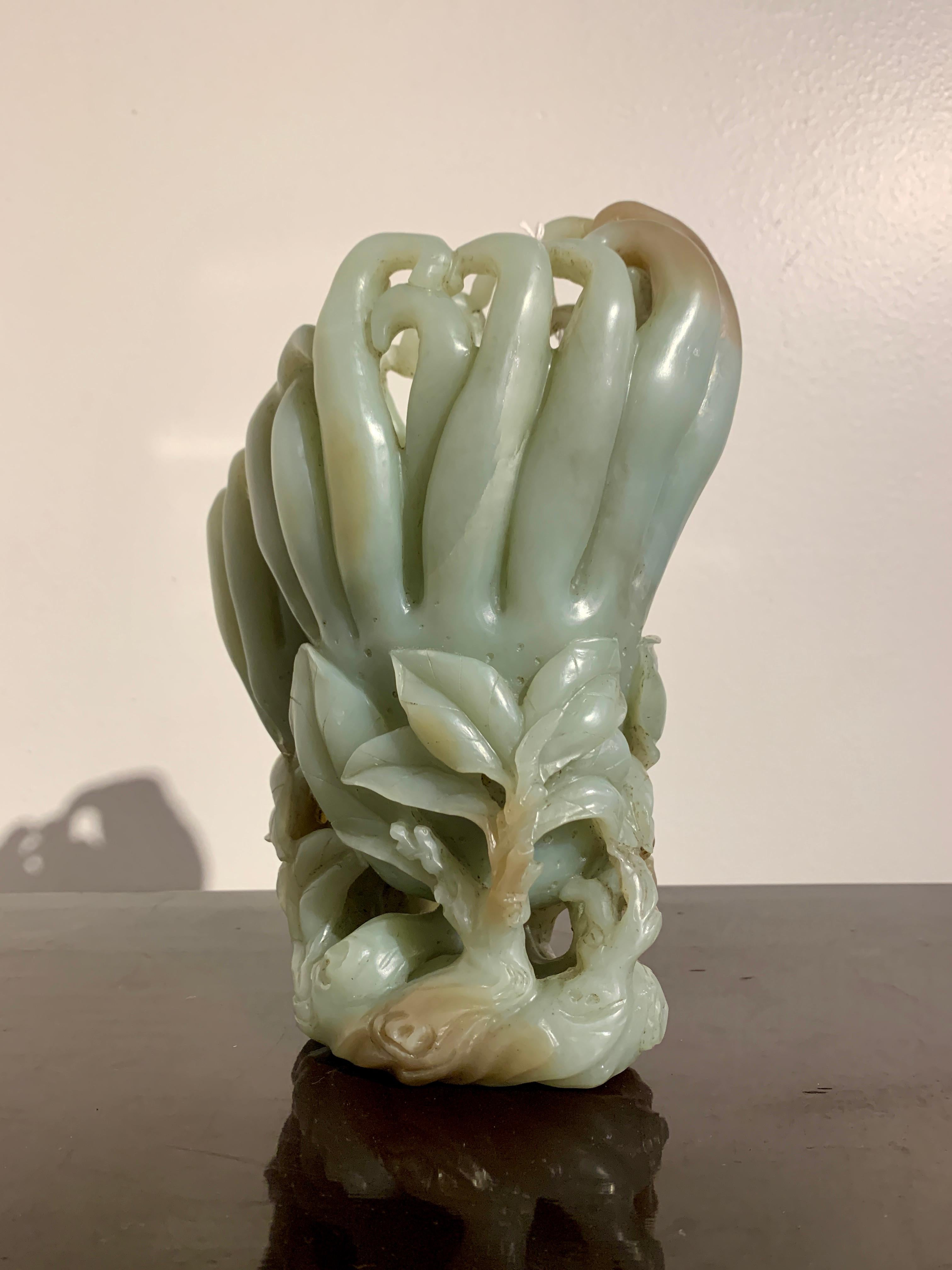 Große chinesische geschnitzte Nephrit-Jade-Vase mit doppelter Buddha-Hand, späte Qing-Dynastie im Zustand „Gut“ im Angebot in Austin, TX