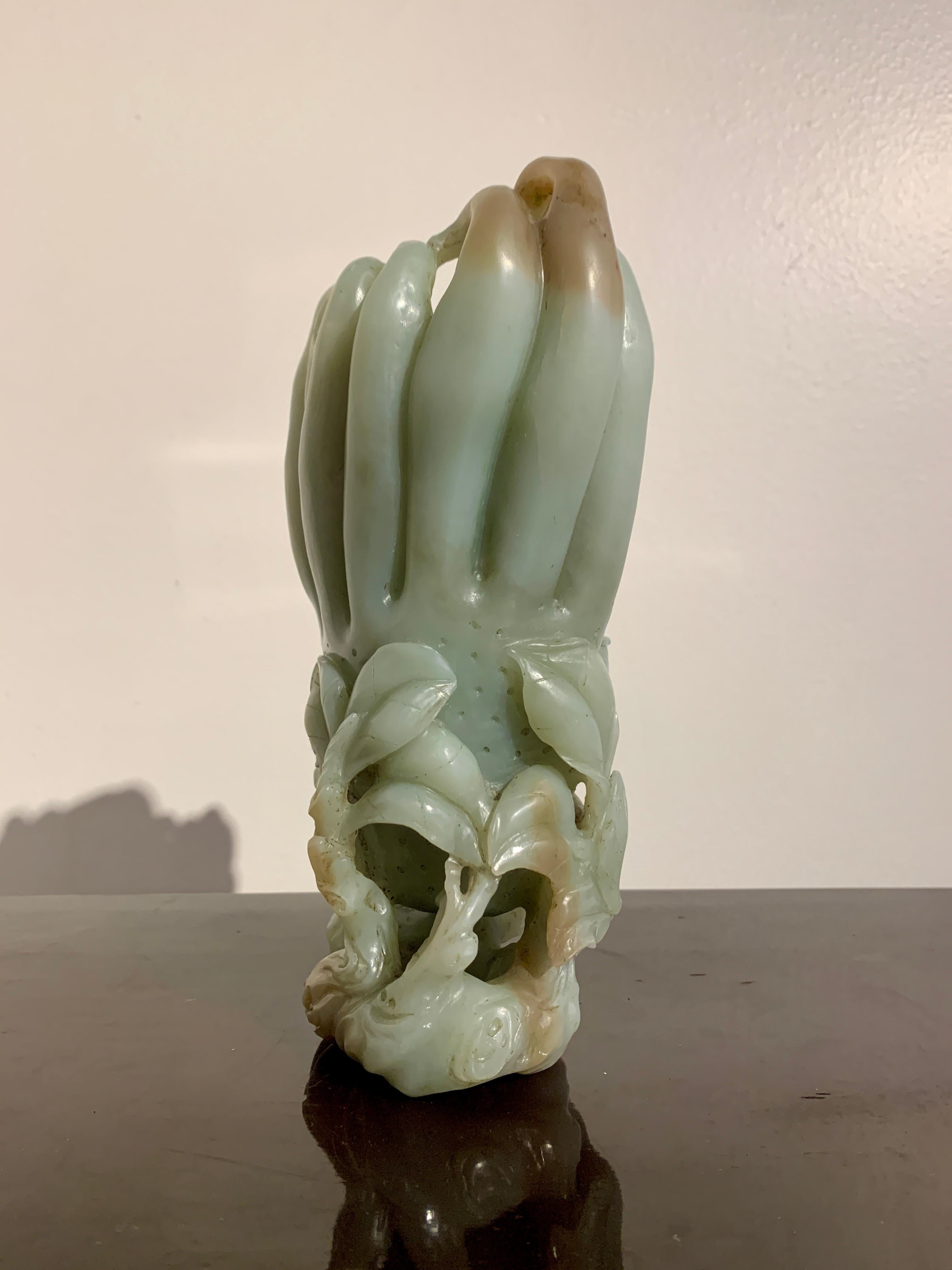 Große chinesische geschnitzte Nephrit-Jade-Vase mit doppelter Buddha-Hand, späte Qing-Dynastie (Frühes 20. Jahrhundert) im Angebot