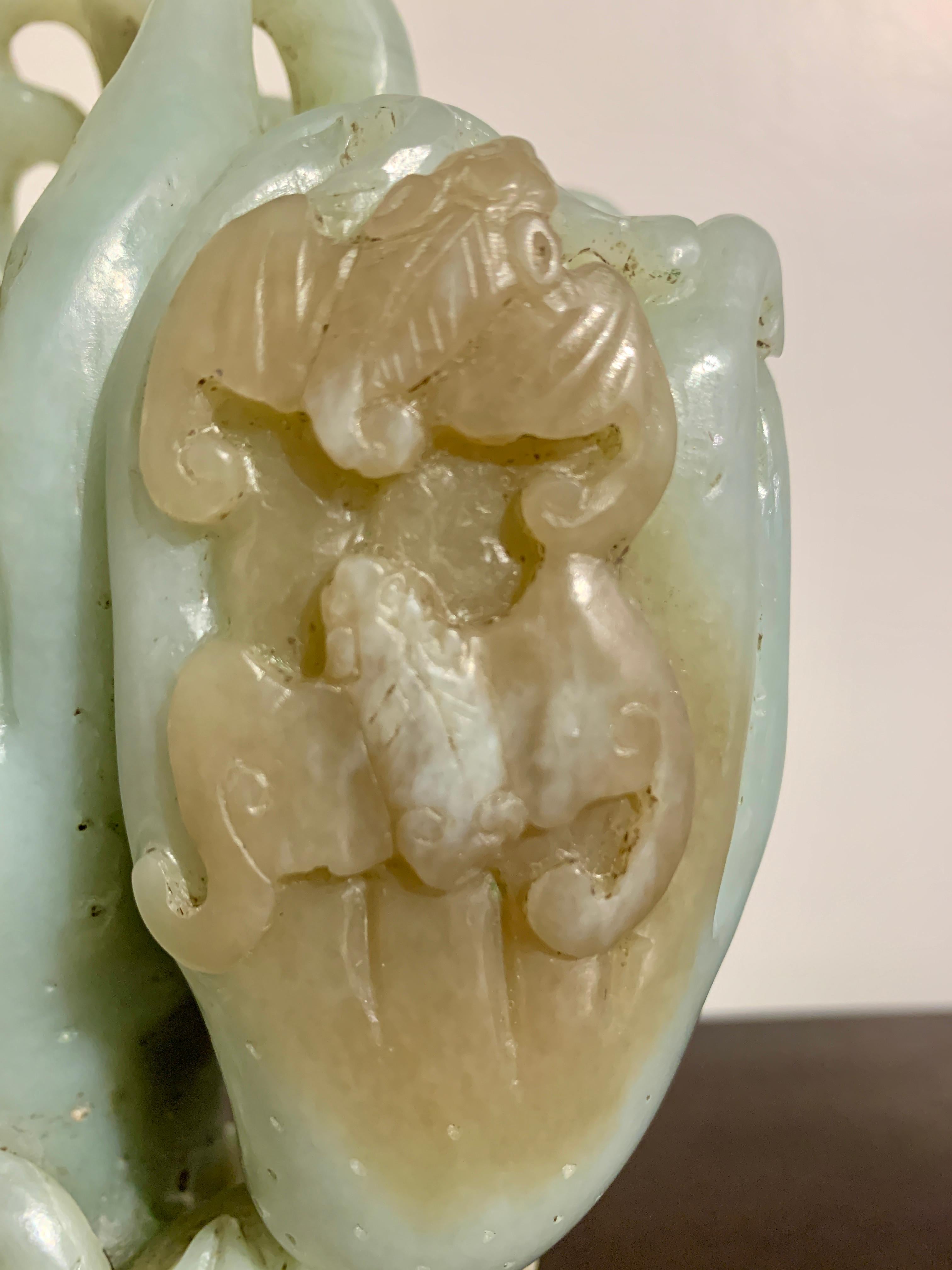 Grand vase à double main de Bouddha en jade néphrite sculpté, fin de la dynastie Qing. en vente 1