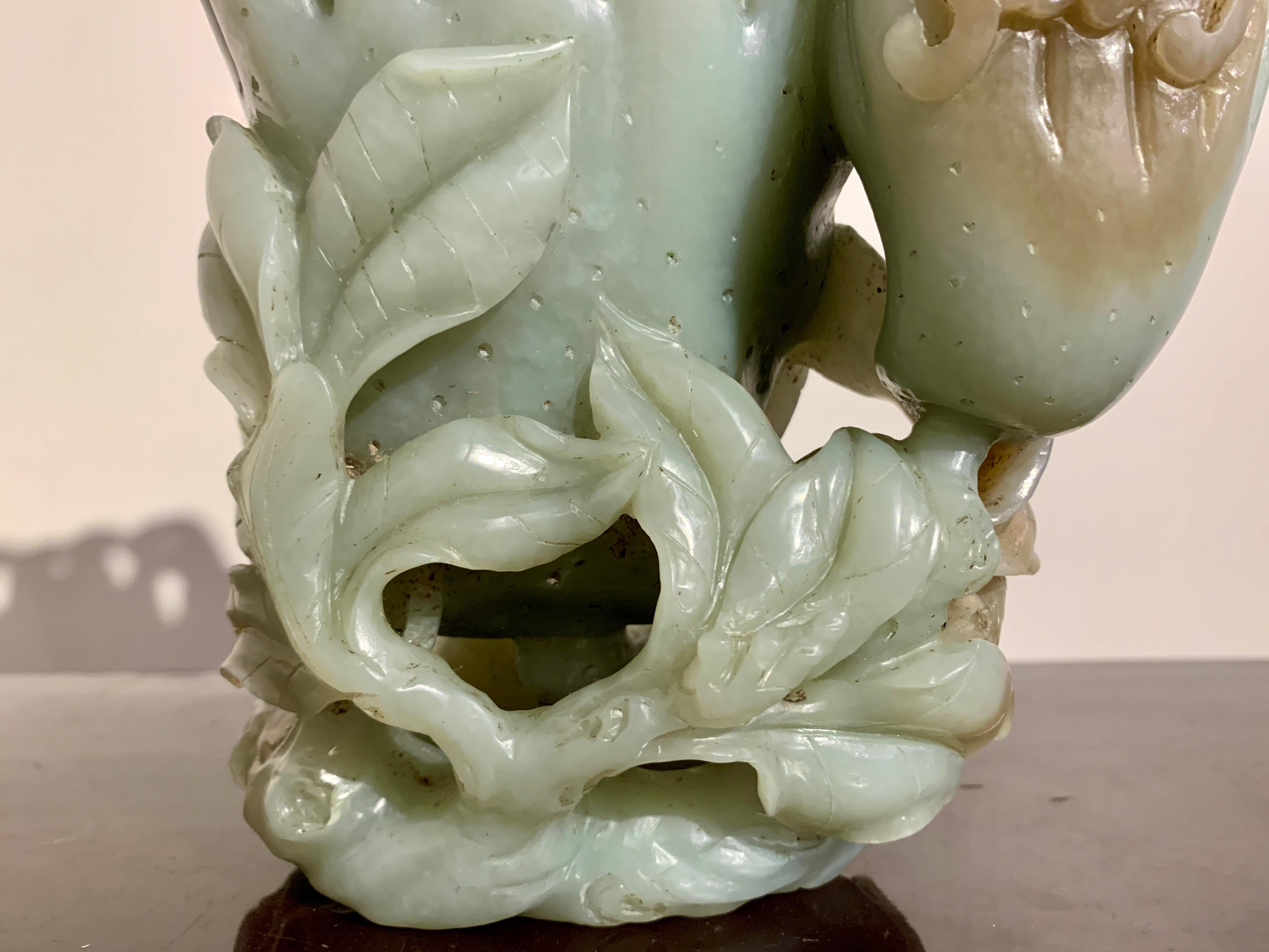 Große chinesische geschnitzte Nephrit-Jade-Vase mit doppelter Buddha-Hand, späte Qing-Dynastie im Angebot 3