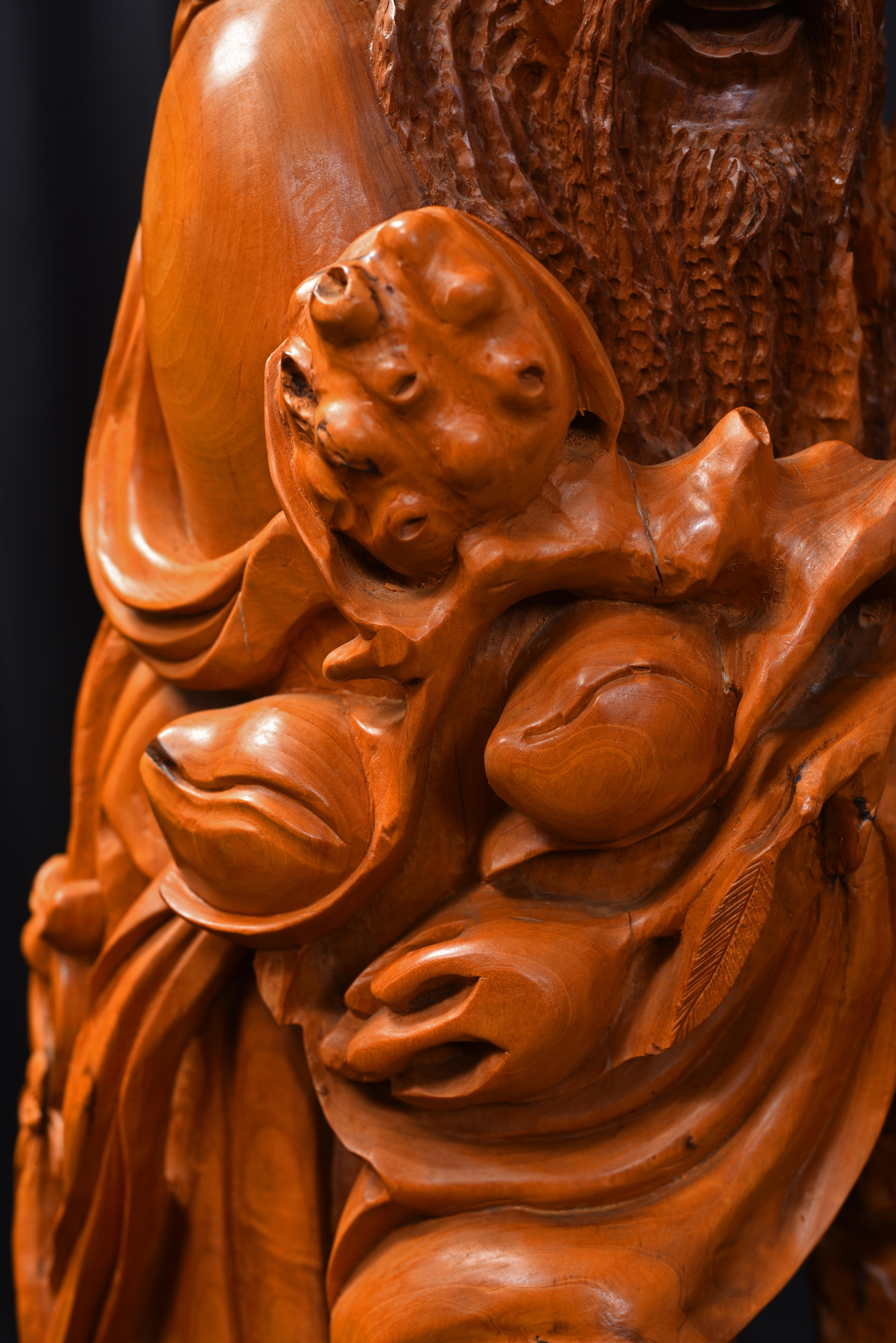 Große chinesische geschnitzte Skulptur des Shou Xing, Gott der Weisheit und Langlebigkeit (Handgeschnitzt) im Angebot