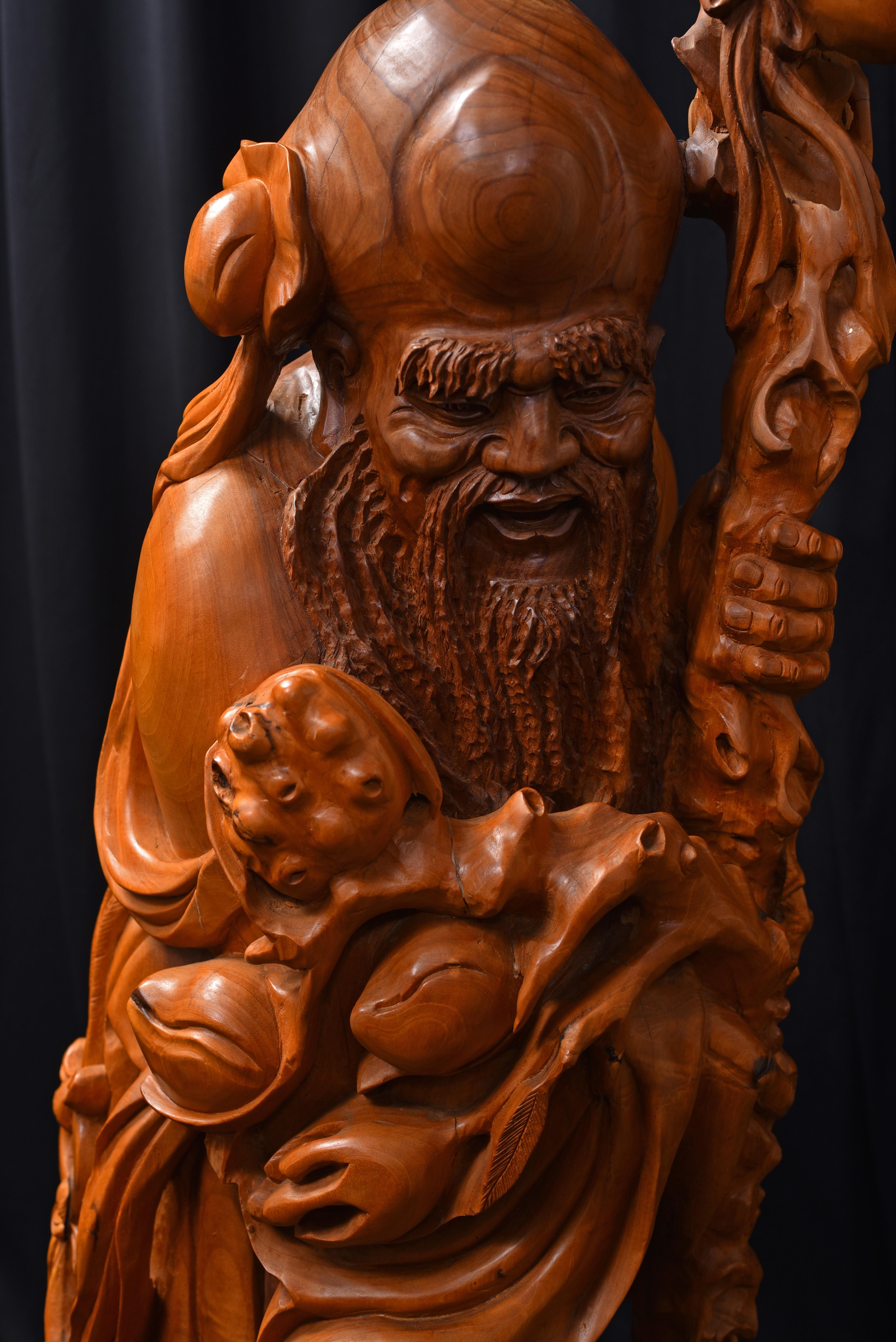 Große chinesische geschnitzte Skulptur des Shou Xing, Gott der Weisheit und Langlebigkeit (Mitte des 20. Jahrhunderts) im Angebot