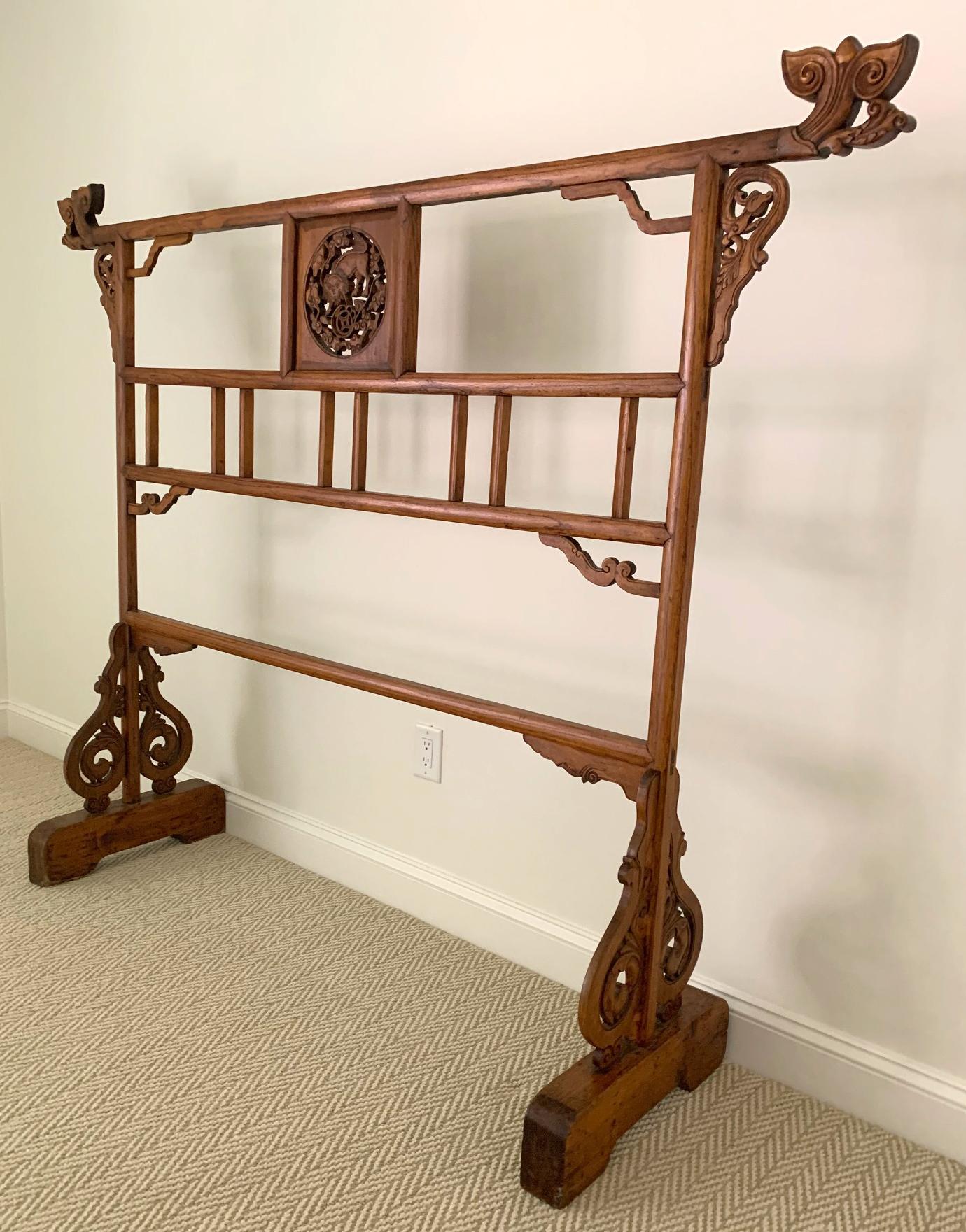 A large garment or robe rack from Northern China, circa first half of the 20th century. Made of elm wood with pronounced black wood grains, the rack was traditional used to display large garment and robes, and often service as a screen as well. The