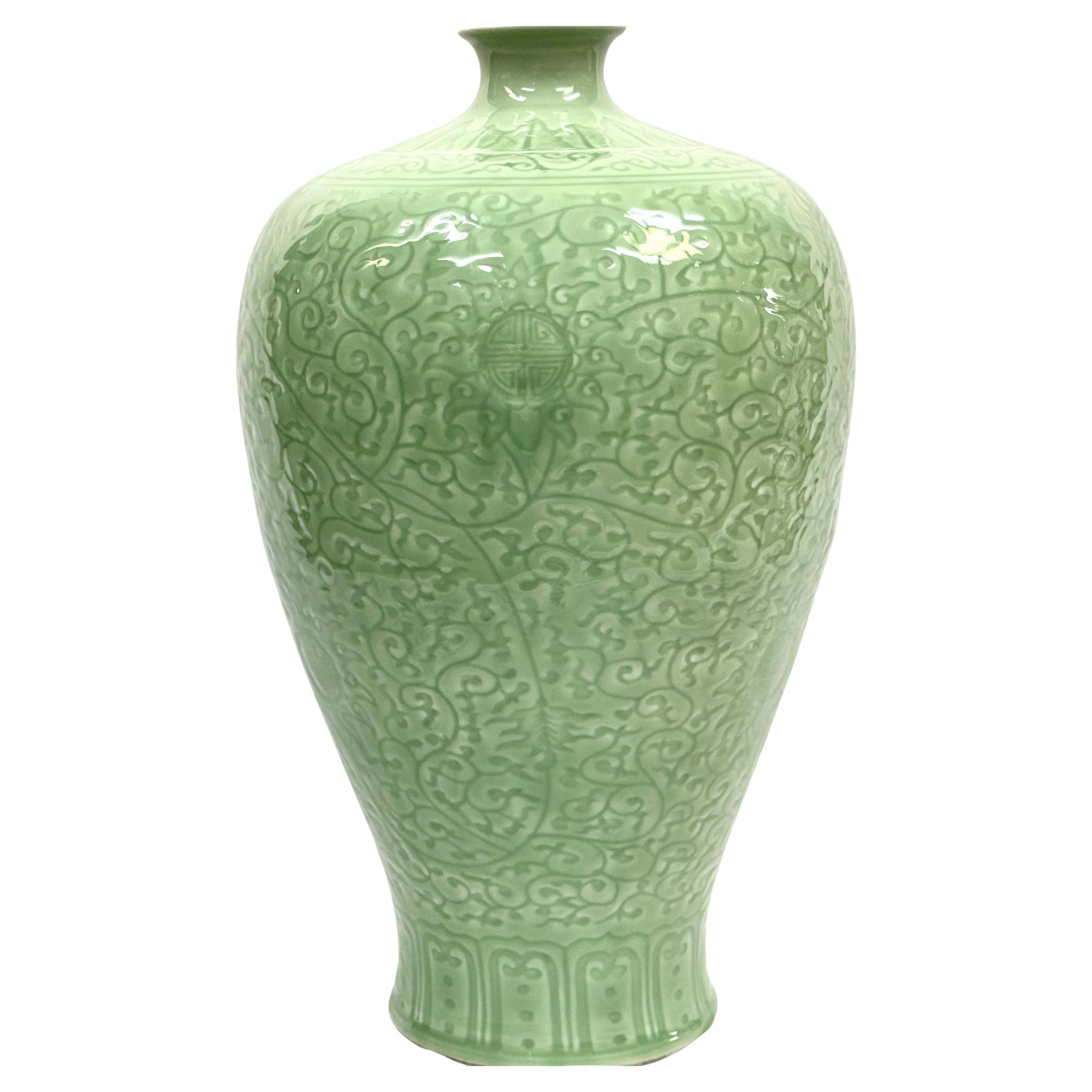 Vaso in porcellana celadon cinese dei primi del Novecento. Il vaso presenta una tradizionale smaltatura verde celadon su intricati motivi floreali e medaglioni cinesi. Il vaso è pesante e di grandi dimensioni (22 