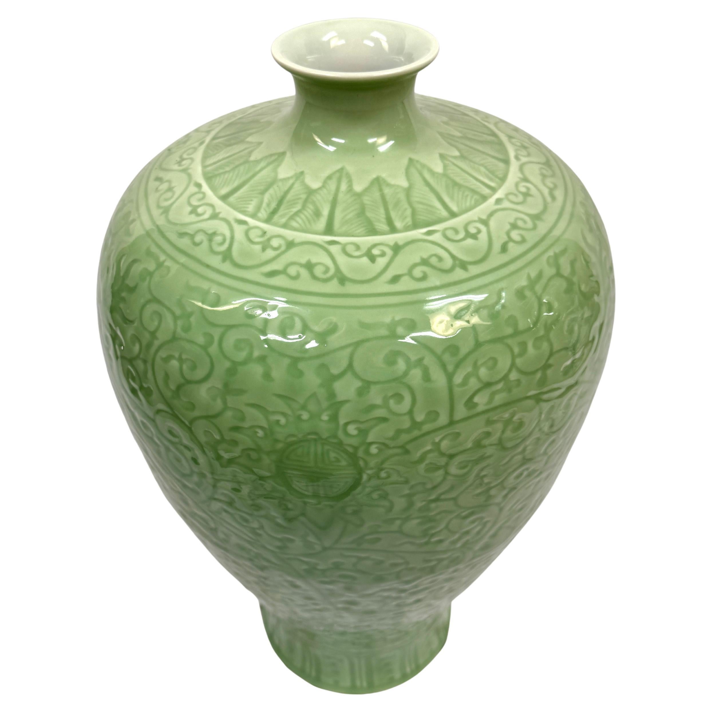 Cinese Grande vaso cinese in porcellana celadon in vendita