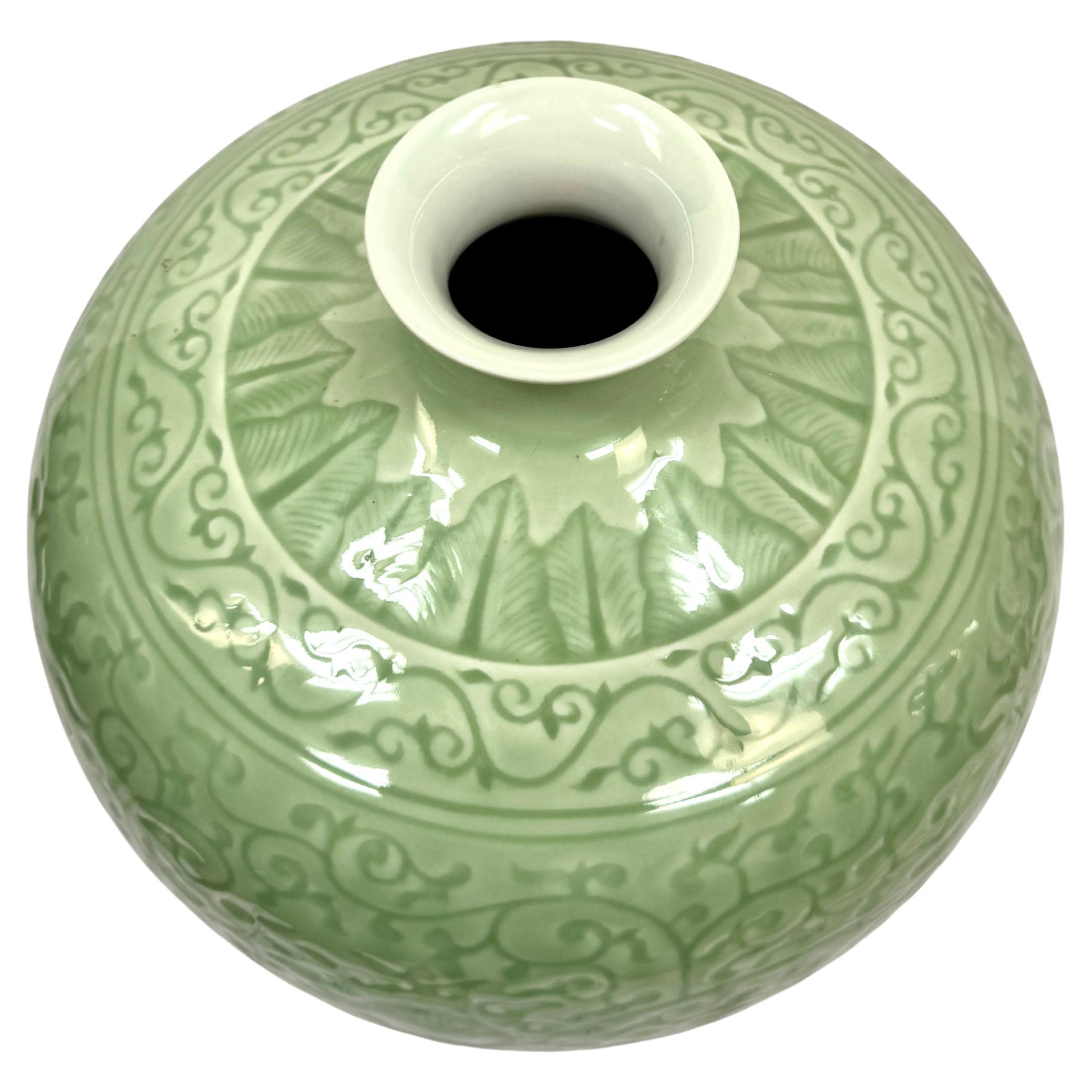 Smaltato Grande vaso cinese in porcellana celadon in vendita