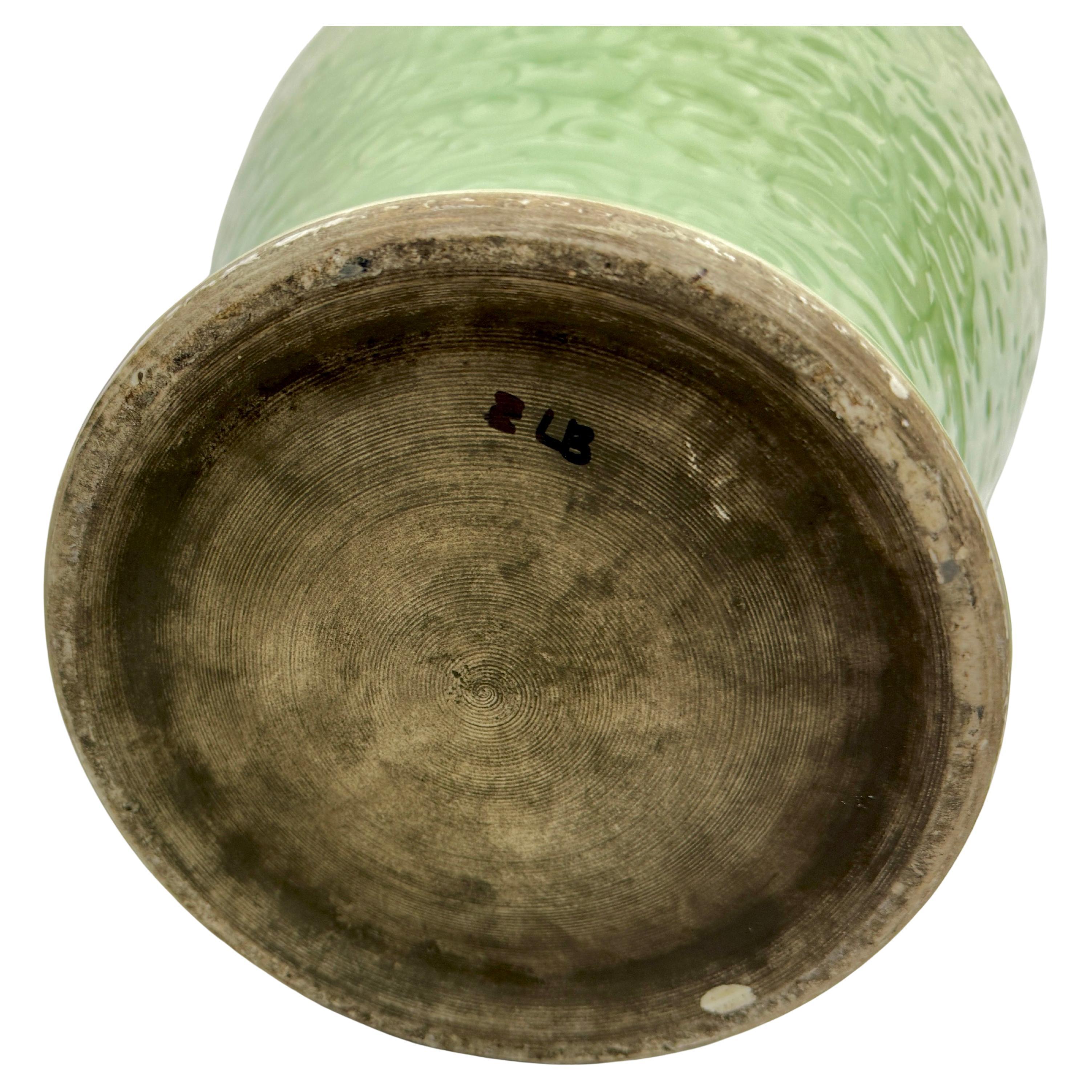 XX secolo Grande vaso cinese in porcellana celadon in vendita