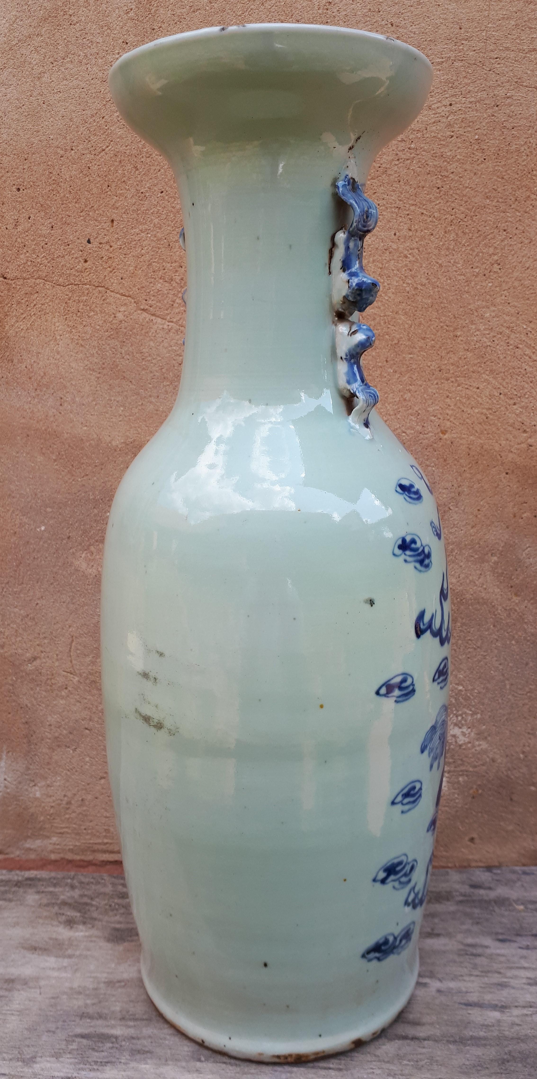 Large Chinese Celadon Vase Decorated With Shishis, China Nineteenth In Good Condition For Sale In Saverne, Grand Est