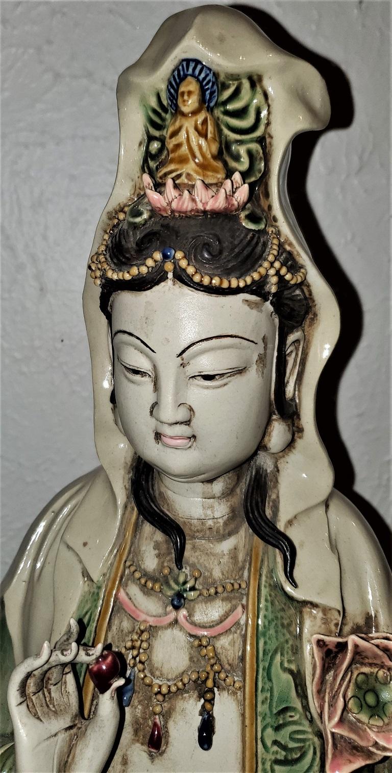 Große chinesische Guan-Yin-Statue aus Keramik im Angebot 3