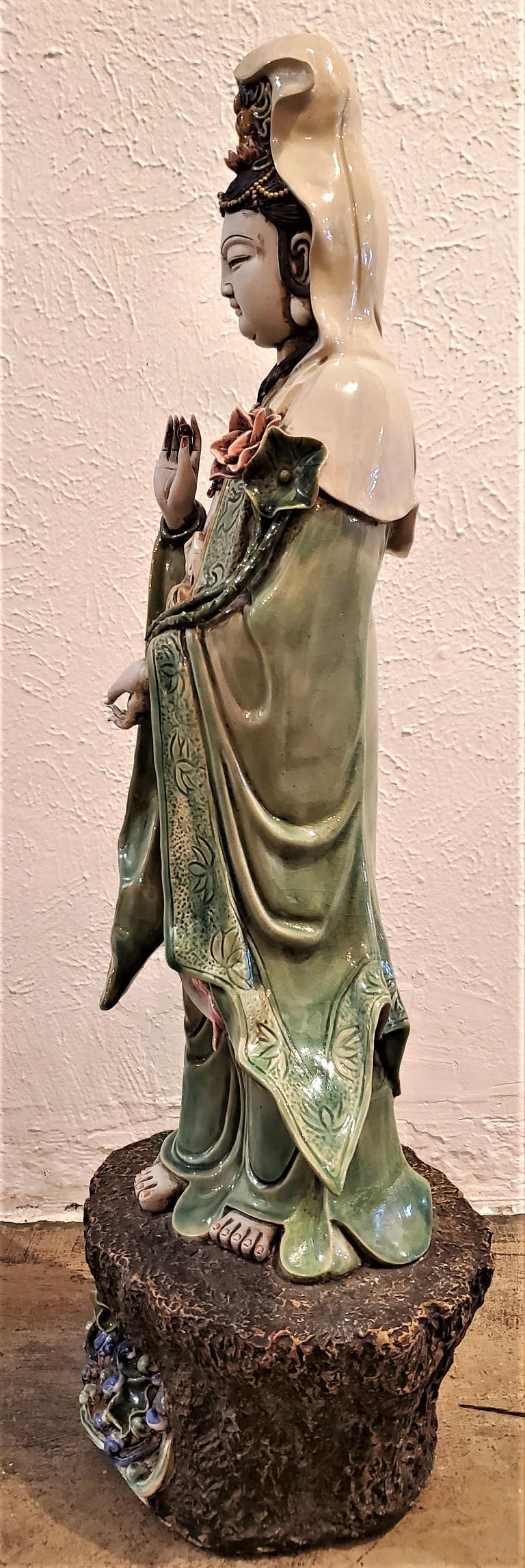 Große chinesische Guan-Yin-Statue aus Keramik im Angebot 5