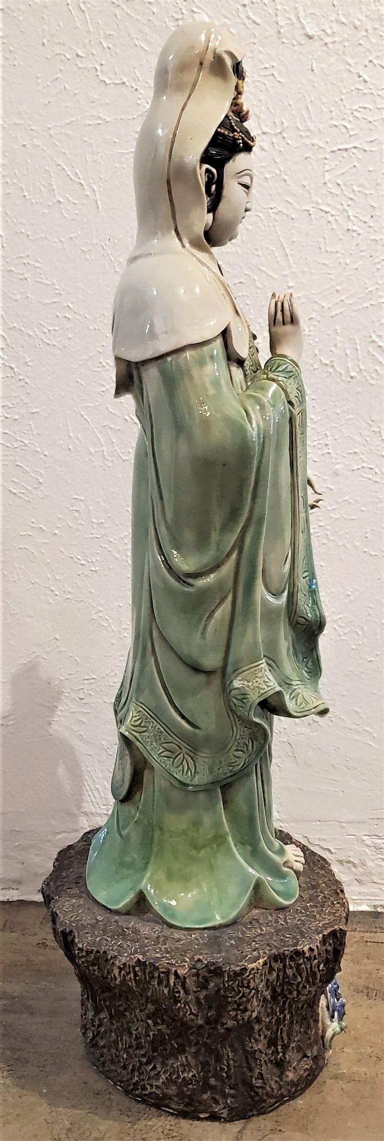 Große chinesische Guan-Yin-Statue aus Keramik im Angebot 7