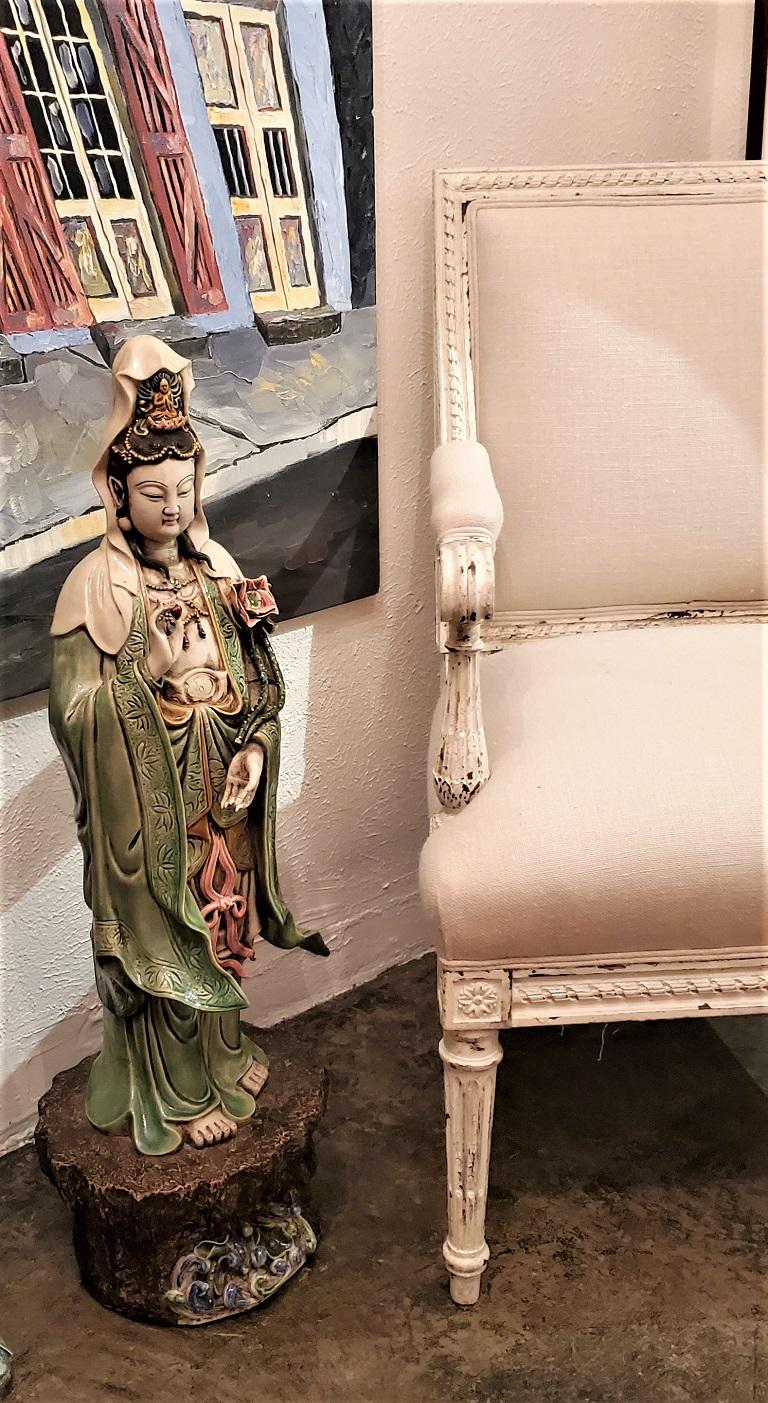 Große chinesische Guan-Yin-Statue aus Keramik im Angebot 11