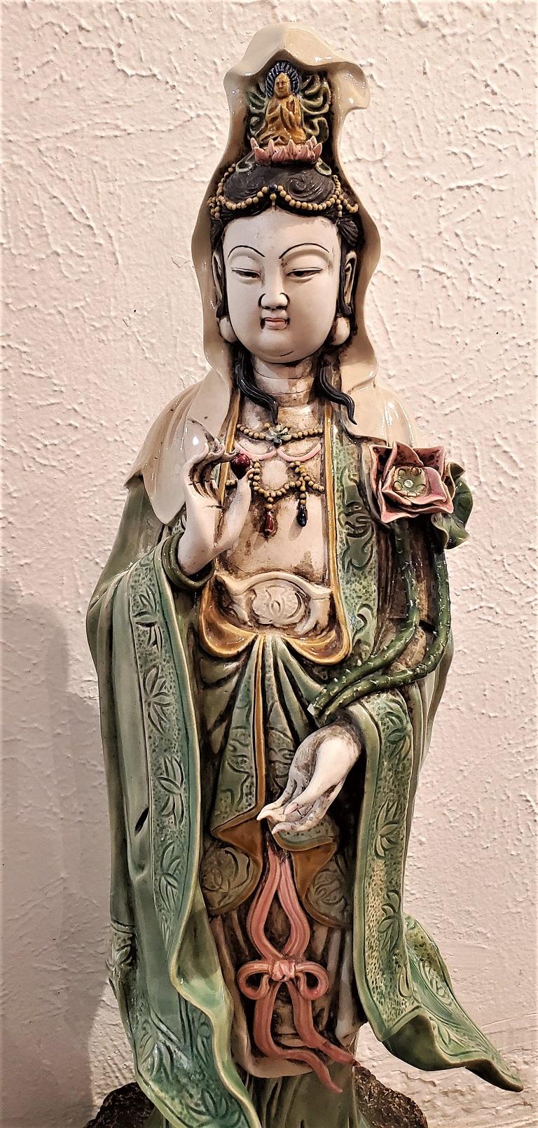 Große chinesische Guan-Yin-Statue aus Keramik (Chinesischer Export) im Angebot
