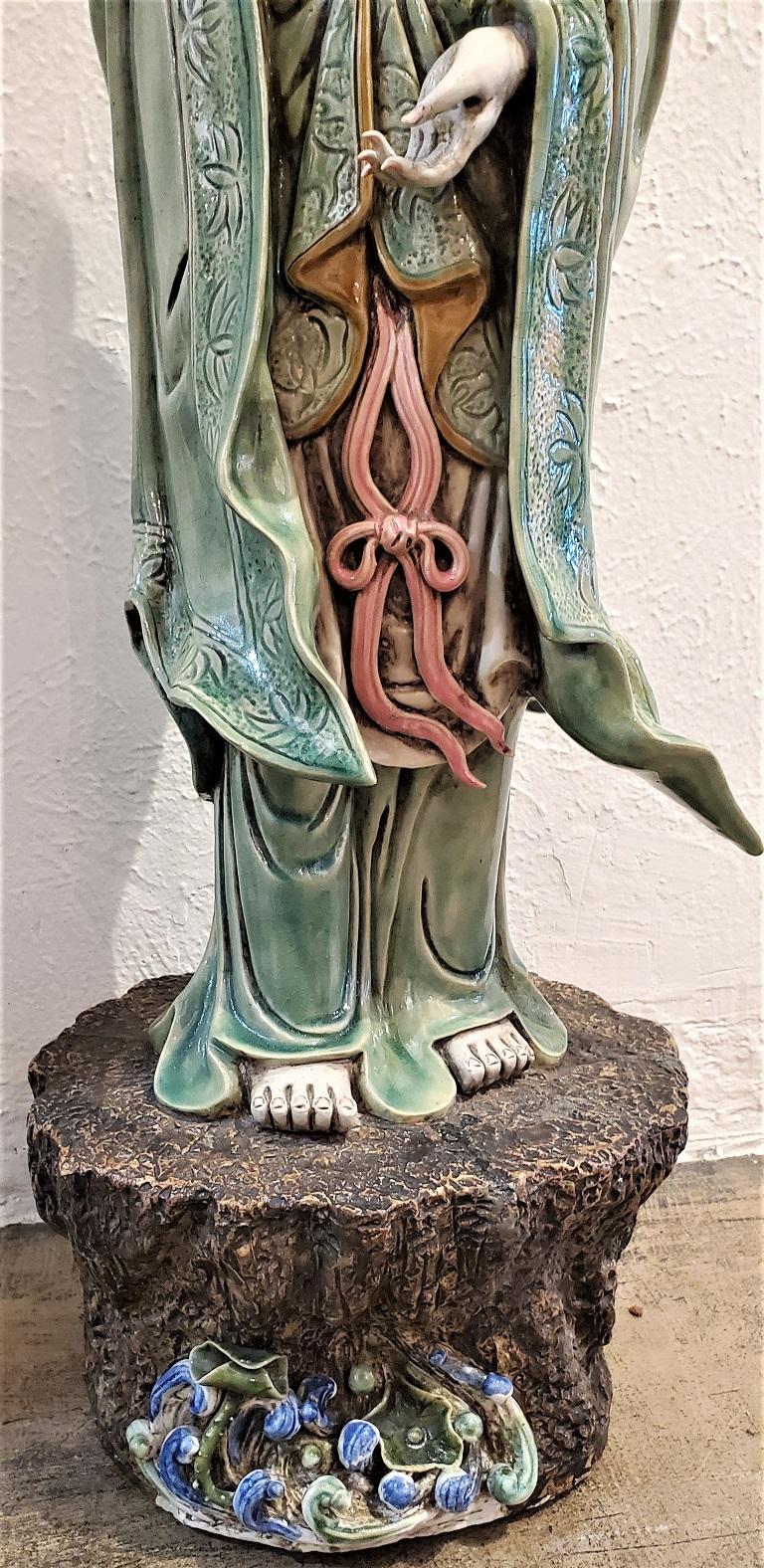 Große chinesische Guan-Yin-Statue aus Keramik (Chinesisch) im Angebot