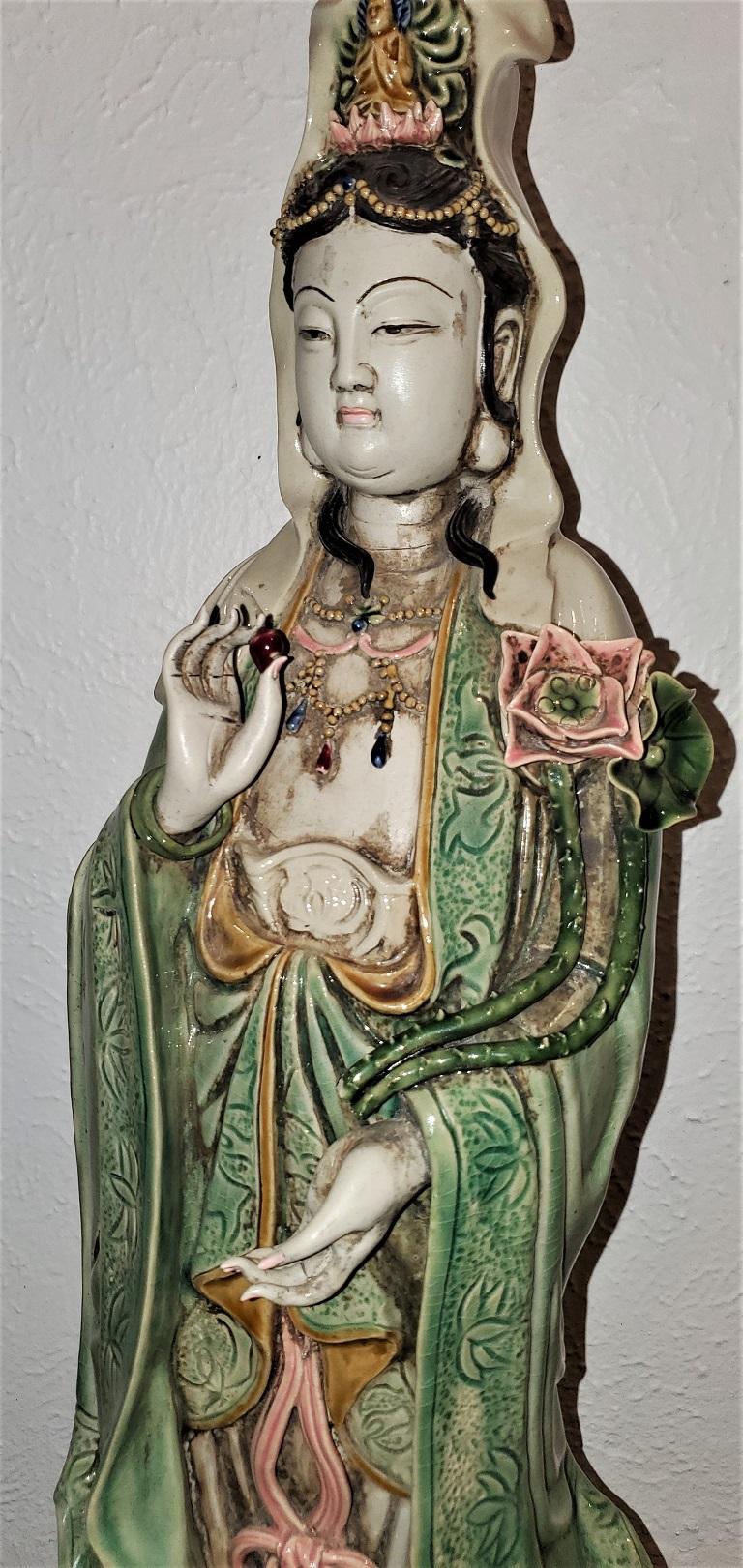 Große chinesische Guan-Yin-Statue aus Keramik im Angebot 2
