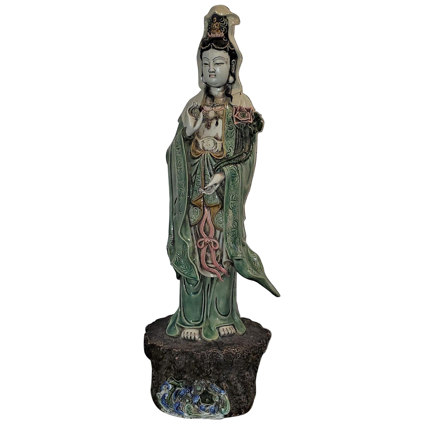 Große chinesische Guan-Yin-Statue aus Keramik im Angebot