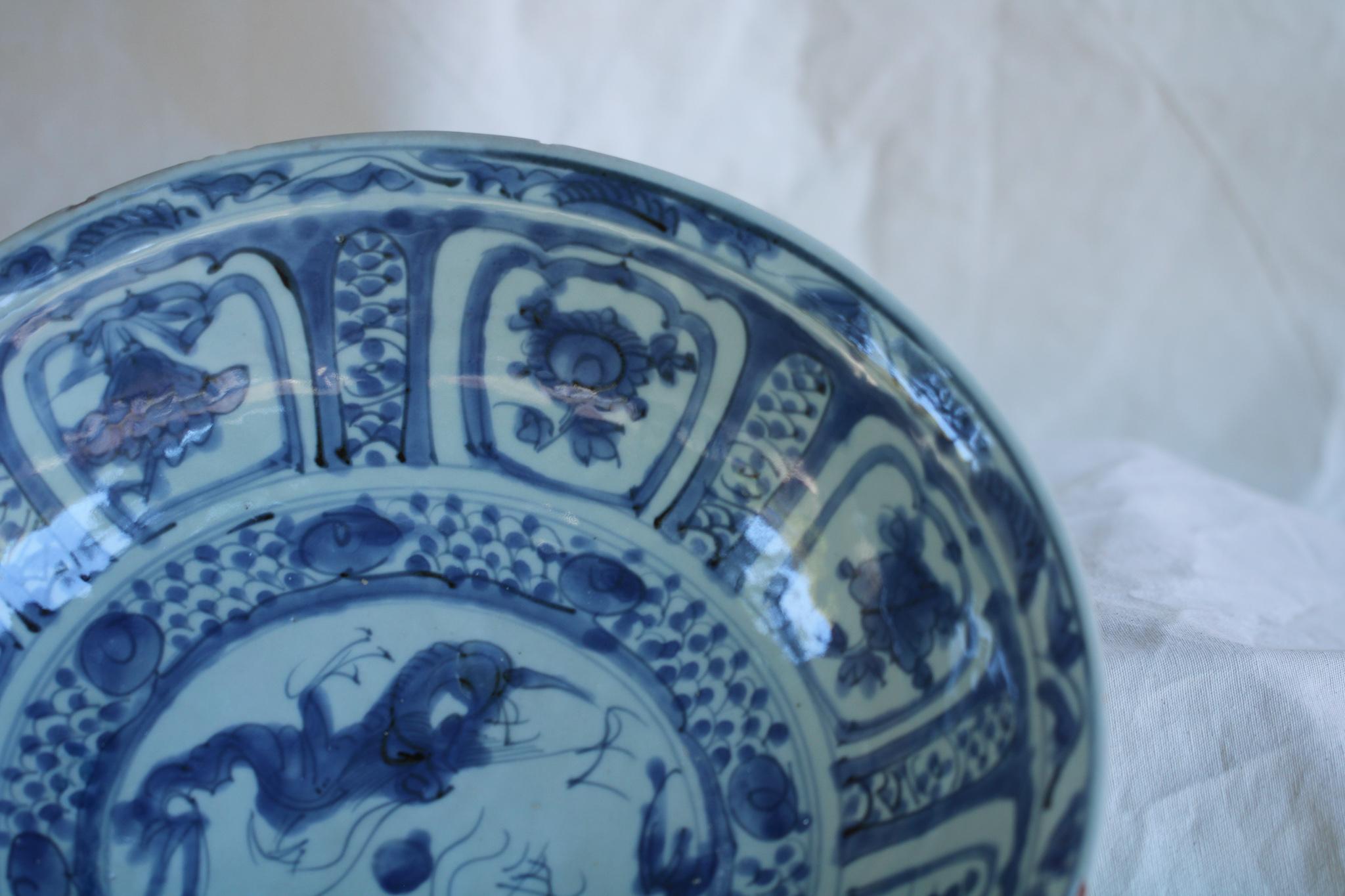 Großer chinesischer Keramikteller. Swatow, Ming-Dynastie.