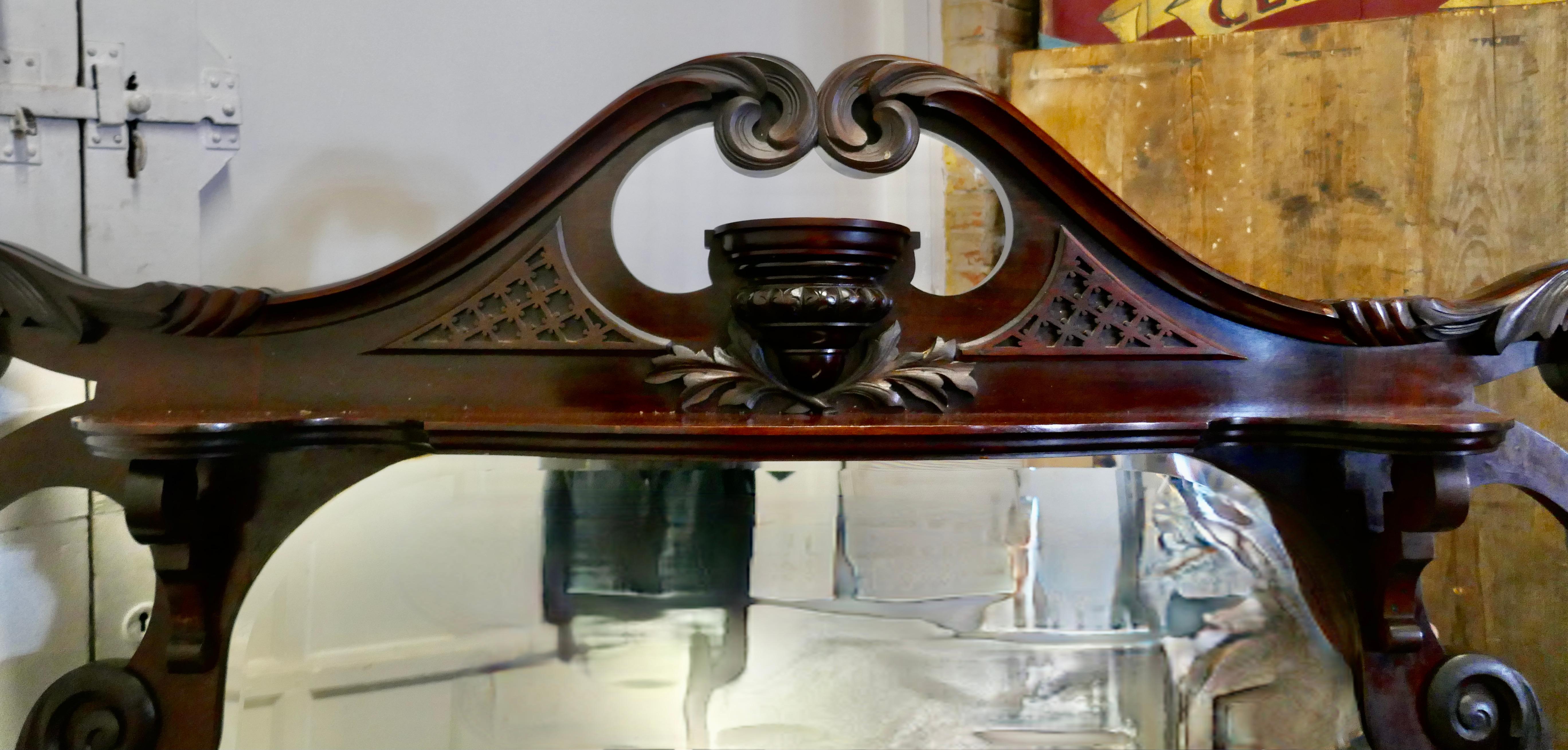 XIXe siècle Grande cheminée Chippendale chinoise   Il s'agit d'une grande pièce très attrayante en vente