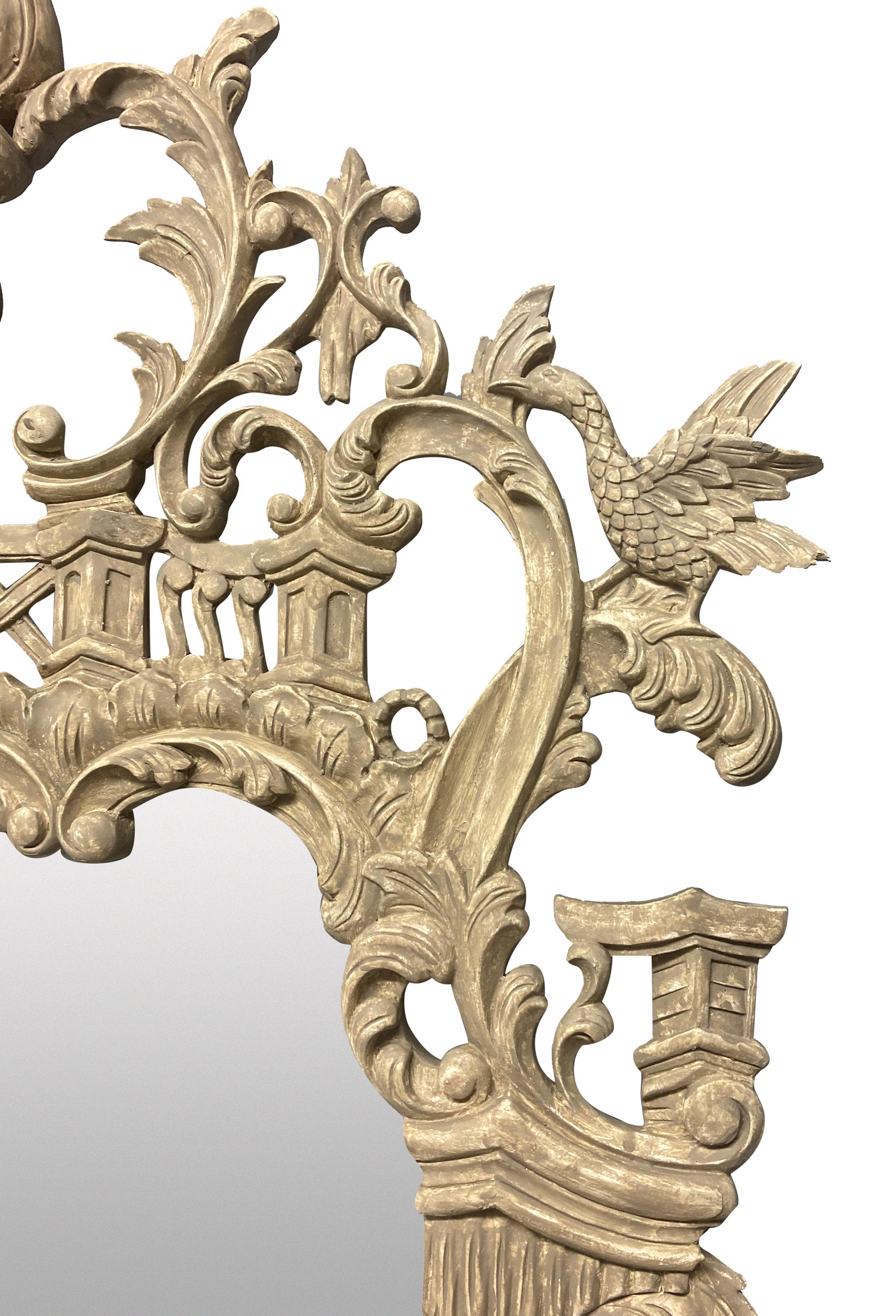 Anglais Grand miroir chinois de style Chippendale sculpté et peint en vente